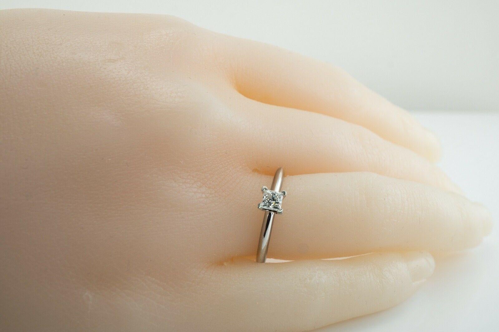 Tiffany and Co Bague solitaire en platine avec diamant taille princesse de 0,26 carat en vente 4