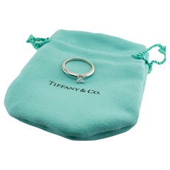 Tiffany & Co Anillo de diamantes solitario talla princesa .26ct Platino