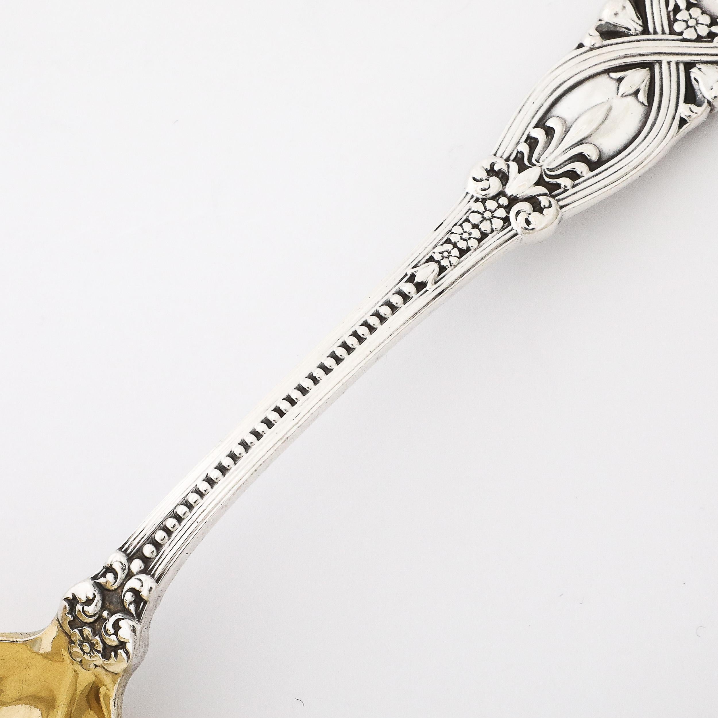 Tiffany and Co. Cuillère de service lavée à l'or et sterling à motif Saint James  Excellent état - En vente à New York, NY