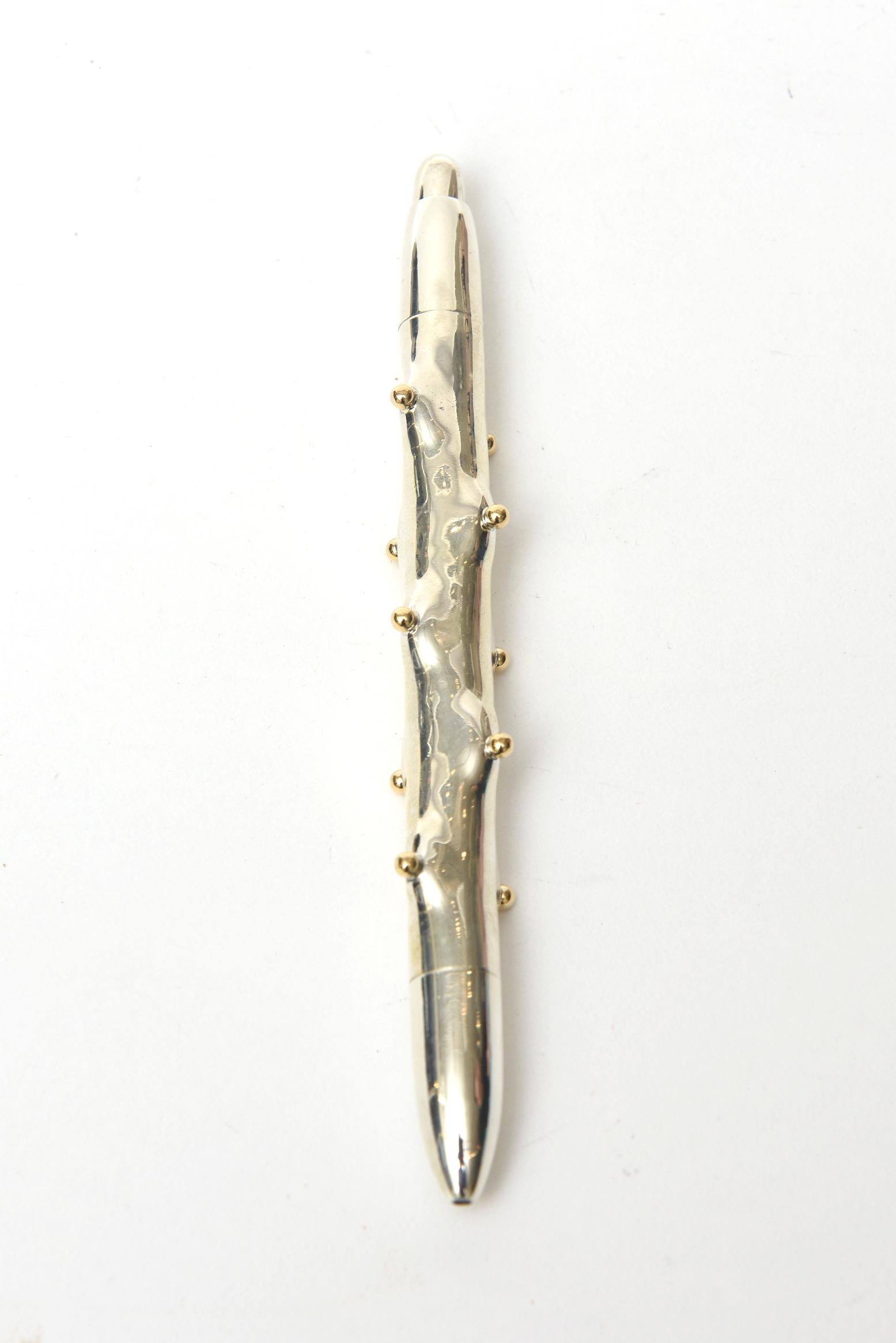 Ce stylo vintage superbe, signé et rare de Tiffany & Co. en argent sterling et or 18 carats a été conçu par Jean Michel Schlumberger dans les années 1970. Il était un créateur de bijoux français bien connu pour son travail avec Tiffany & Co. Il est
