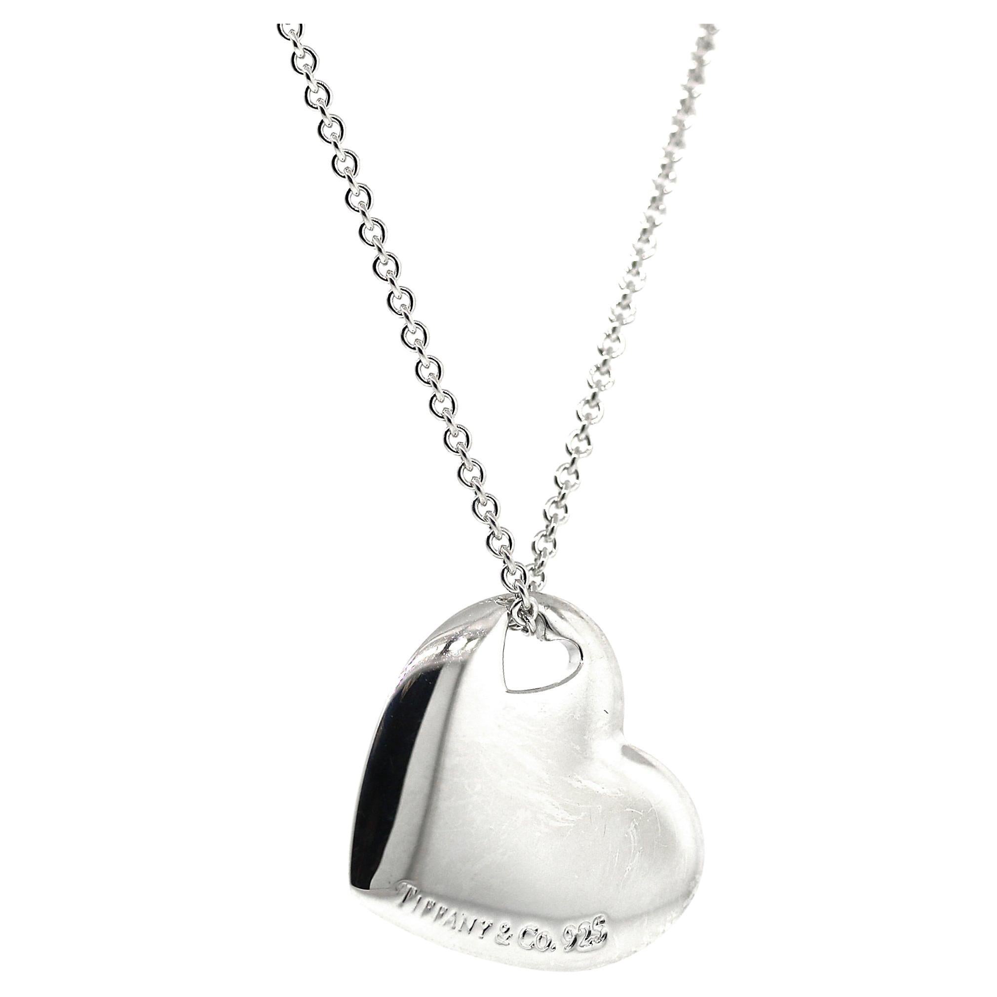 Tiffany and Co. Collier avec pendentif en forme de cœur découpé en argent sterling en vente