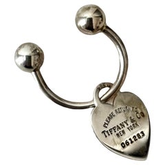 Portachiavi in argento con cuore di Tiffany & Co.  Indirizzo di ritorno e busta blu