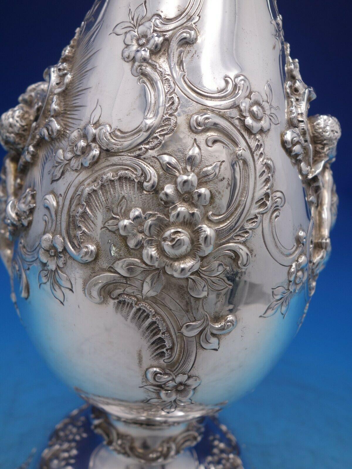 Tiffany & Co. Coppia di vasi grandi in argento Sterling Cupids Qualità Museo in vendita 3