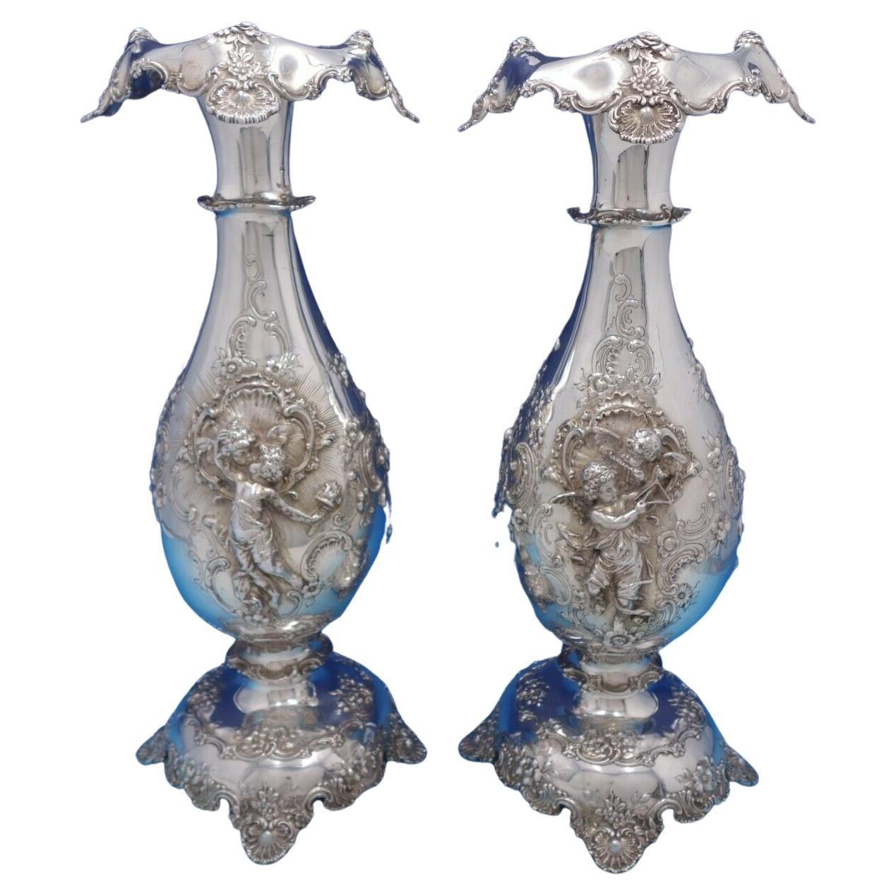 Tiffany and Co. Paire de grands vases Cupidon en argent sterling de qualité musée
