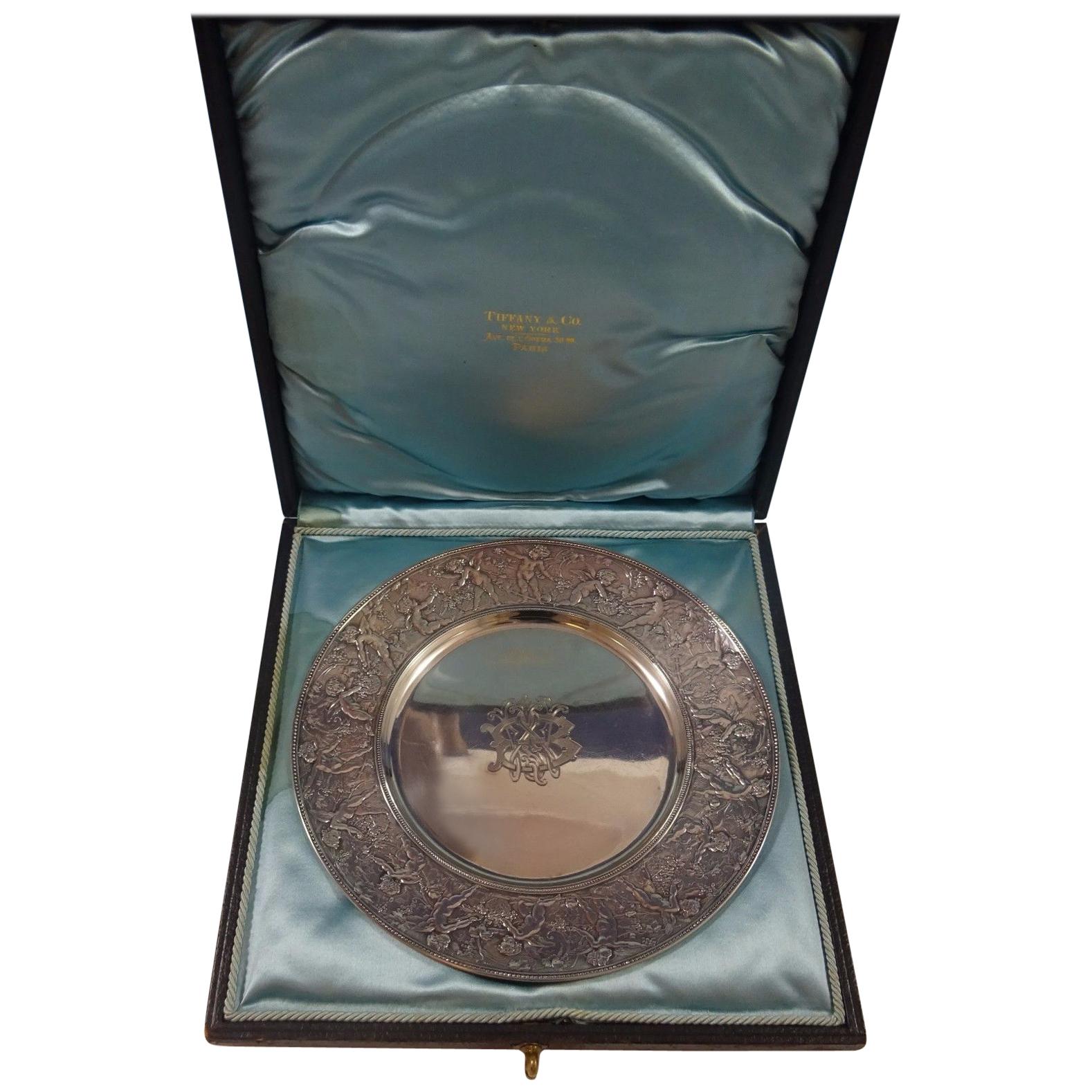 Fabuleux coffret en argent sterling Tiffany 
Co. avec chérubins dans une boîte sur mesure