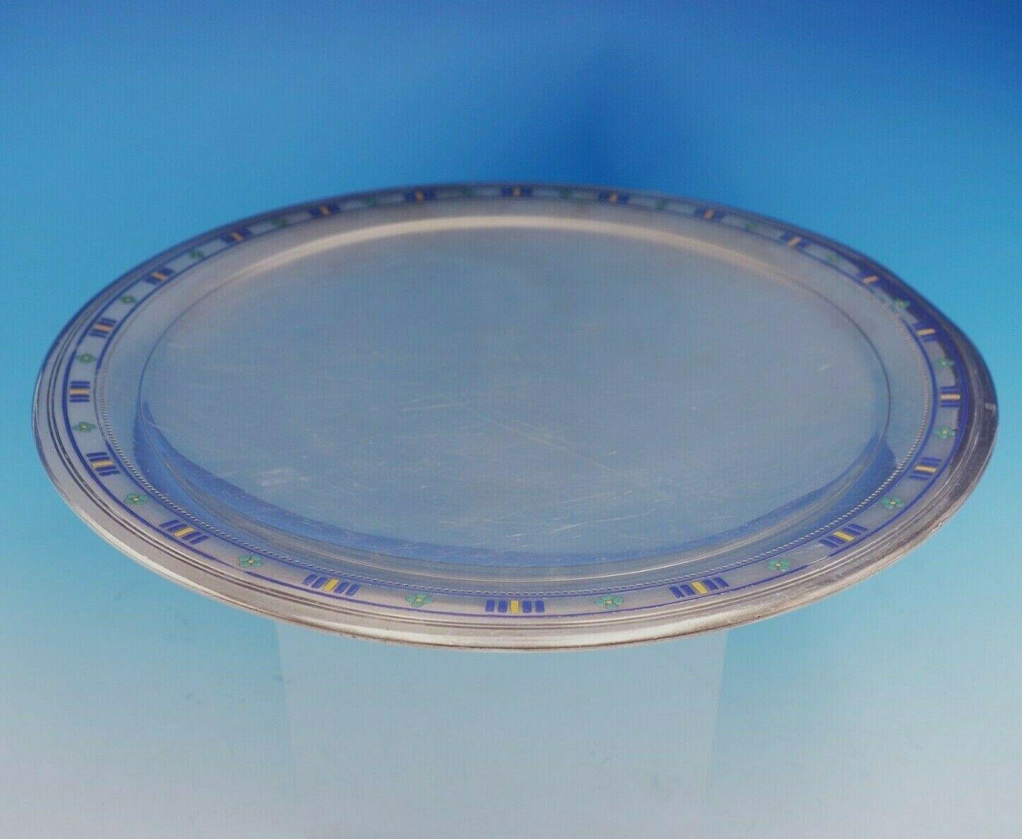 Tiffany & Co.

Magnifique assiette de service à piédestal en argent sterling de Tiffany & Co. avec bordure en émail bleu, turquoise/vert et jaune. Cette pièce est marquée #18670-6018 avec une marque de date pour 1907-47.

L'assiette mesure 1