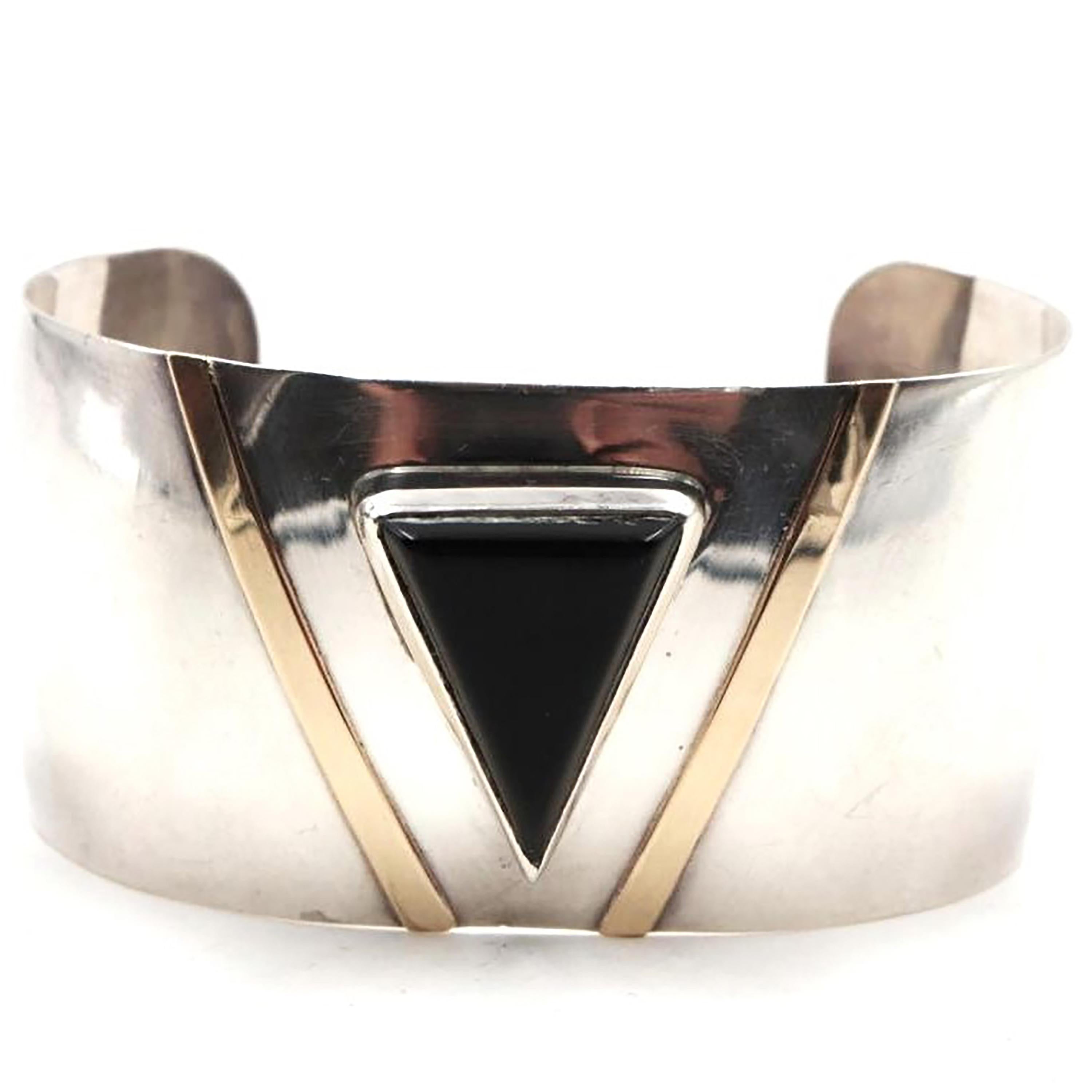 Taille cabochon Tiffany & Co Sterling Silver Yellow Gold and Black Onyx Accent Cuff Bracelet en vente