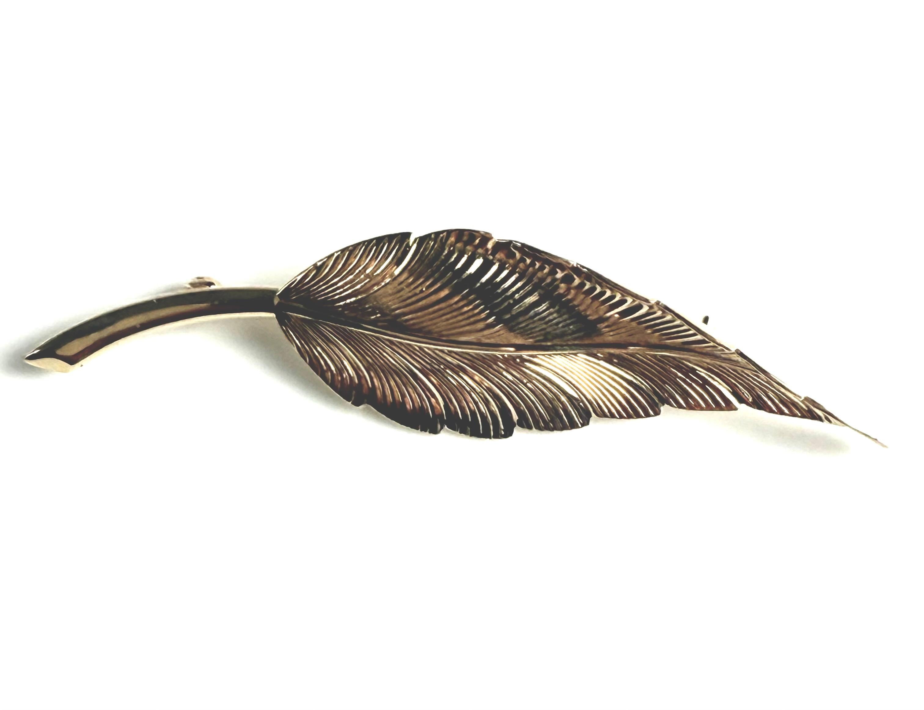 Modern Tiffany and Co Vintage 14K Yellow Gold Leaf Brooch Mid-20th Century For Sale