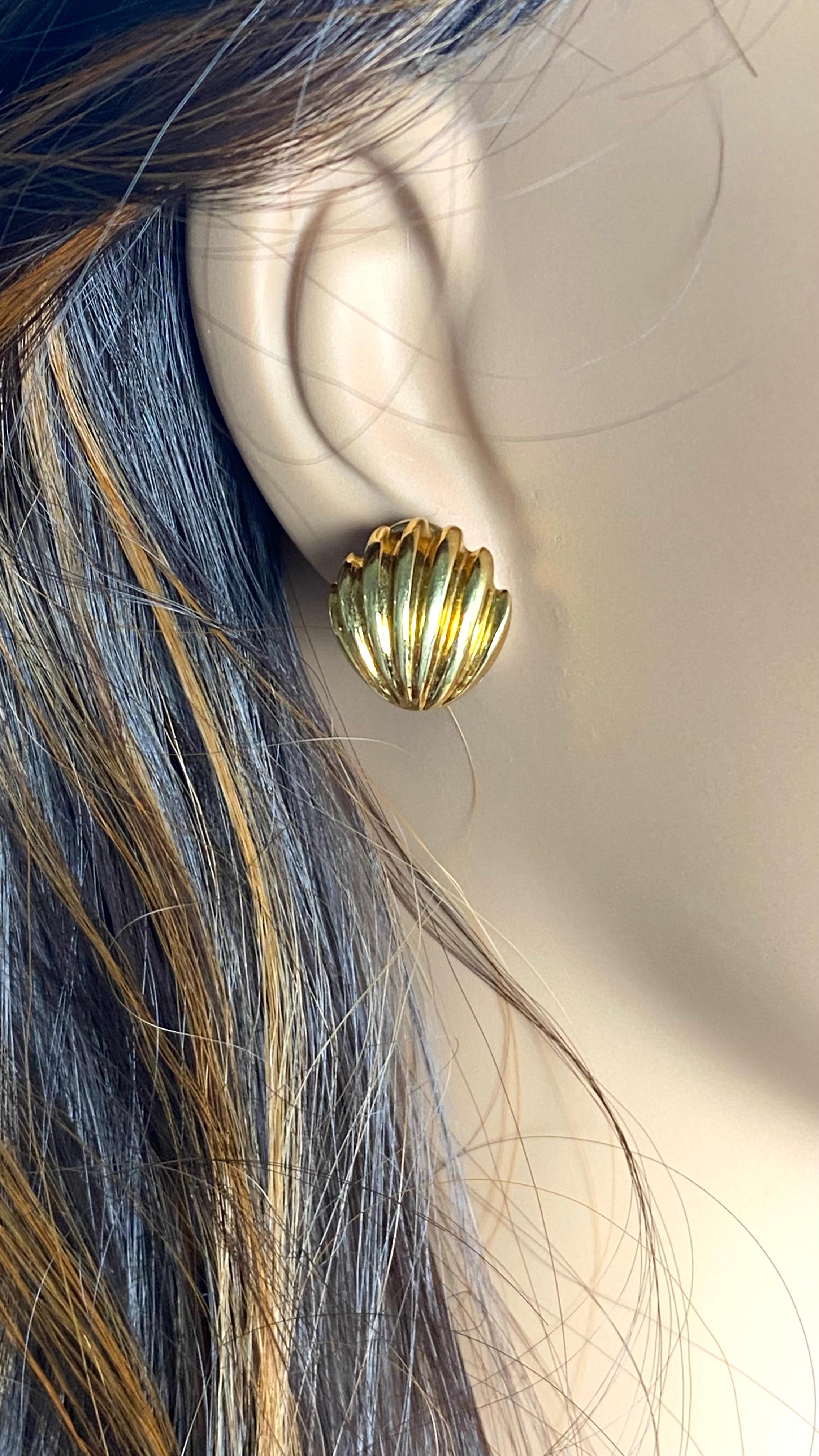 Tiffany and Co Vintage 18 Karat Yellow Gold Shell 0.75 Inch Long Earrings 6