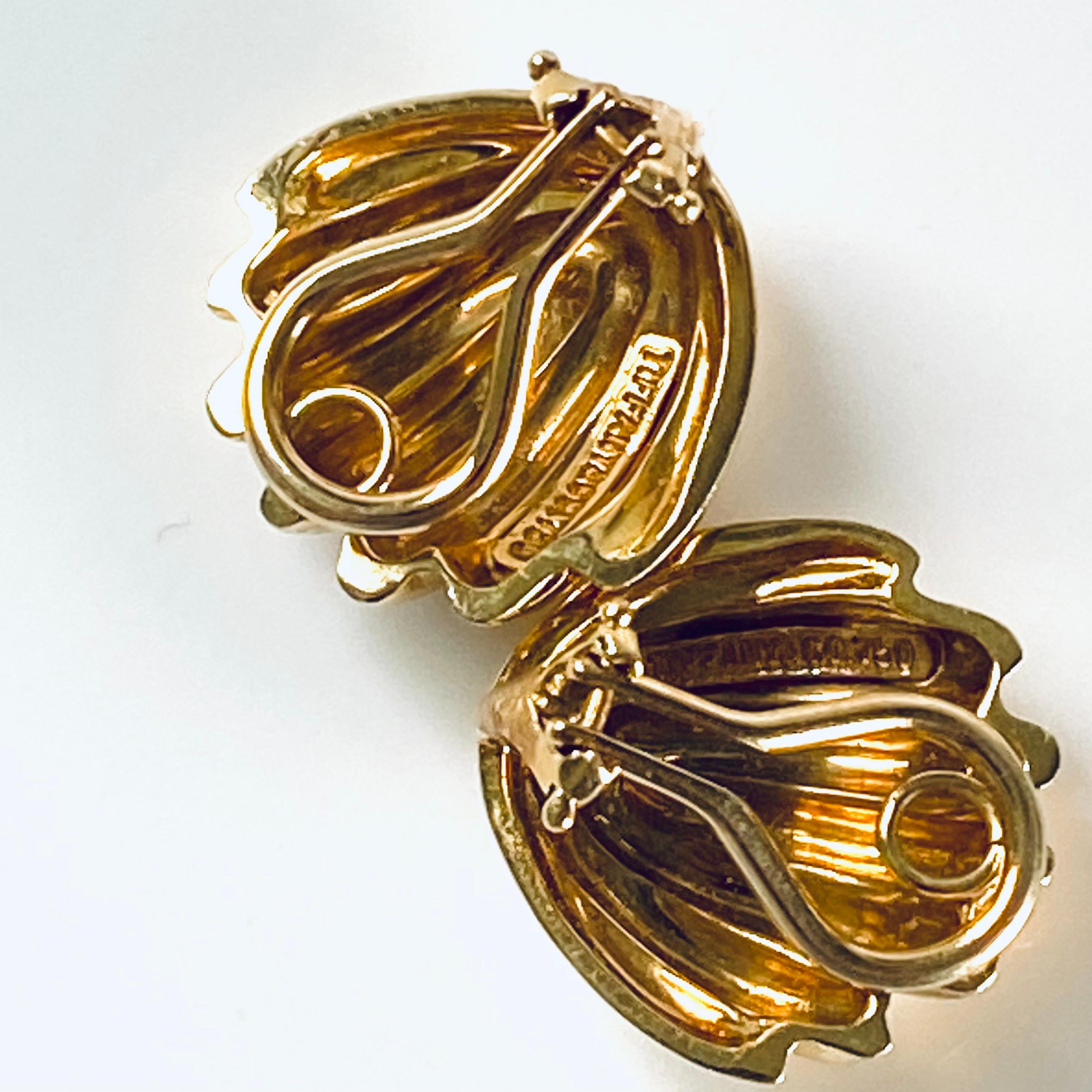 Contemporary Tiffany and Co Vintage 18 Karat Yellow Gold Shell 0.75 Inch Long Earrings