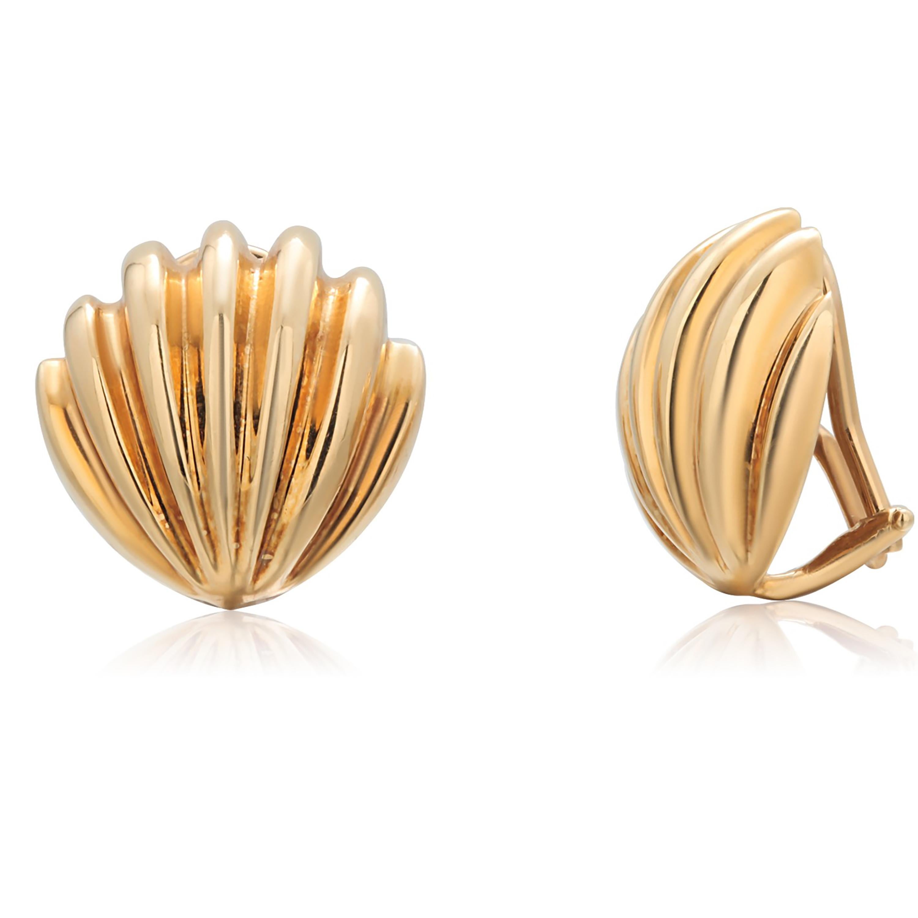Women's or Men's Tiffany and Co Vintage 18 Karat Yellow Gold Shell 0.75 Inch Long Earrings