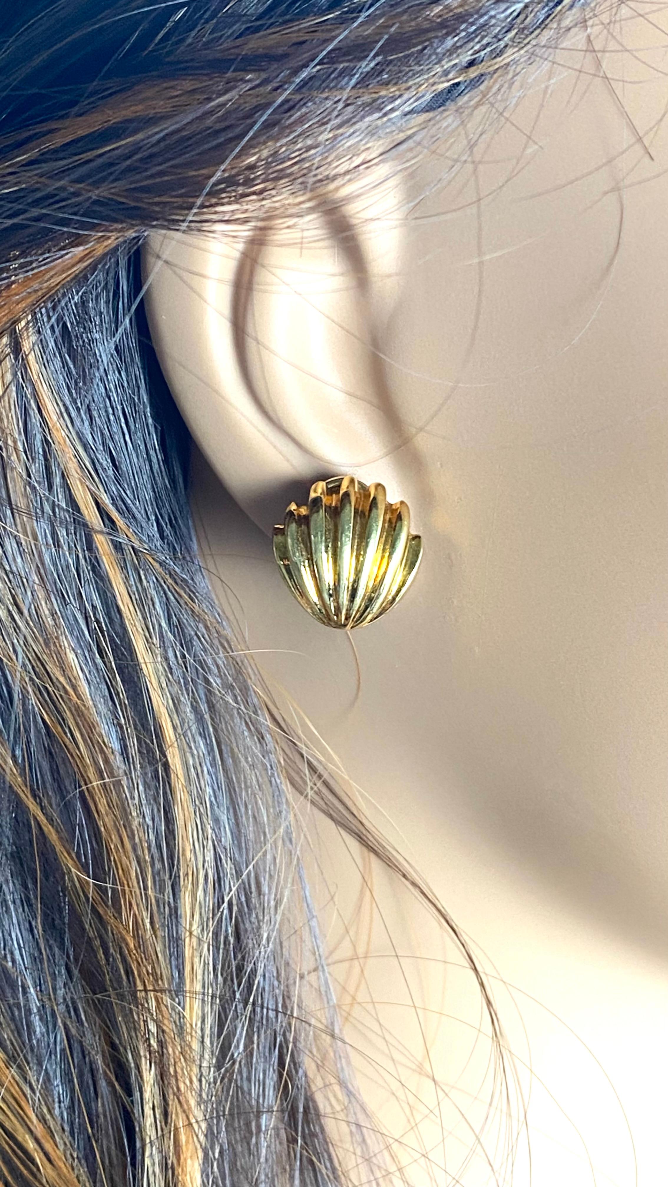Tiffany and Co Vintage 18 Karat Yellow Gold Shell 0.75 Inch Long Earrings 4