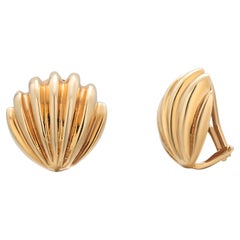 Tiffany and Co Vintage 18 Karat Yellow Gold Shell 0.75 Inch Long Earrings