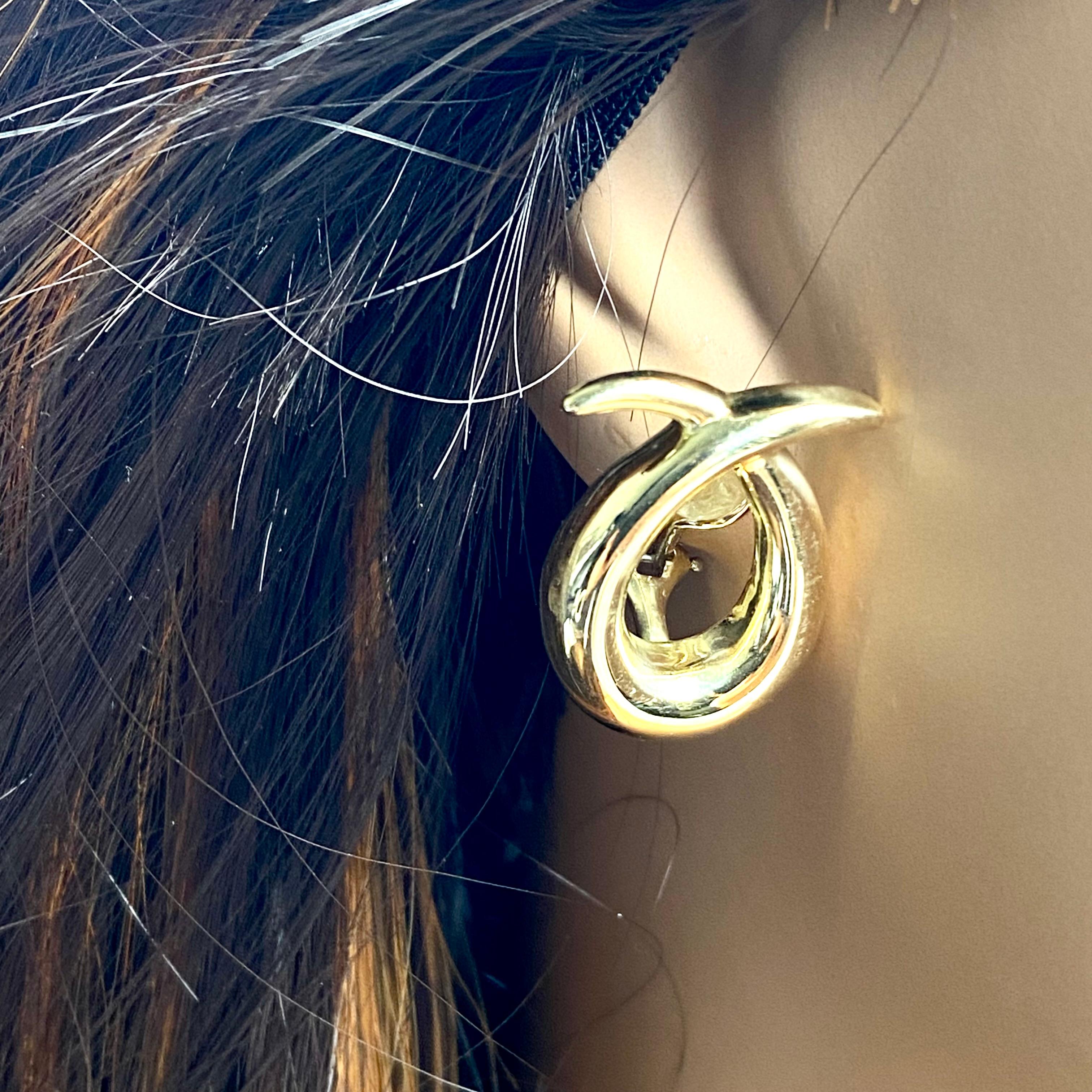 L'élégance intemporelle des boucles d'oreilles à pince en or jaune 18 de Tiffany & Co Vintage est une véritable incarnation de la sophistication et du luxe. Ces boucles d'oreilles exquises sont le complément parfait de toute collection de bijoux,