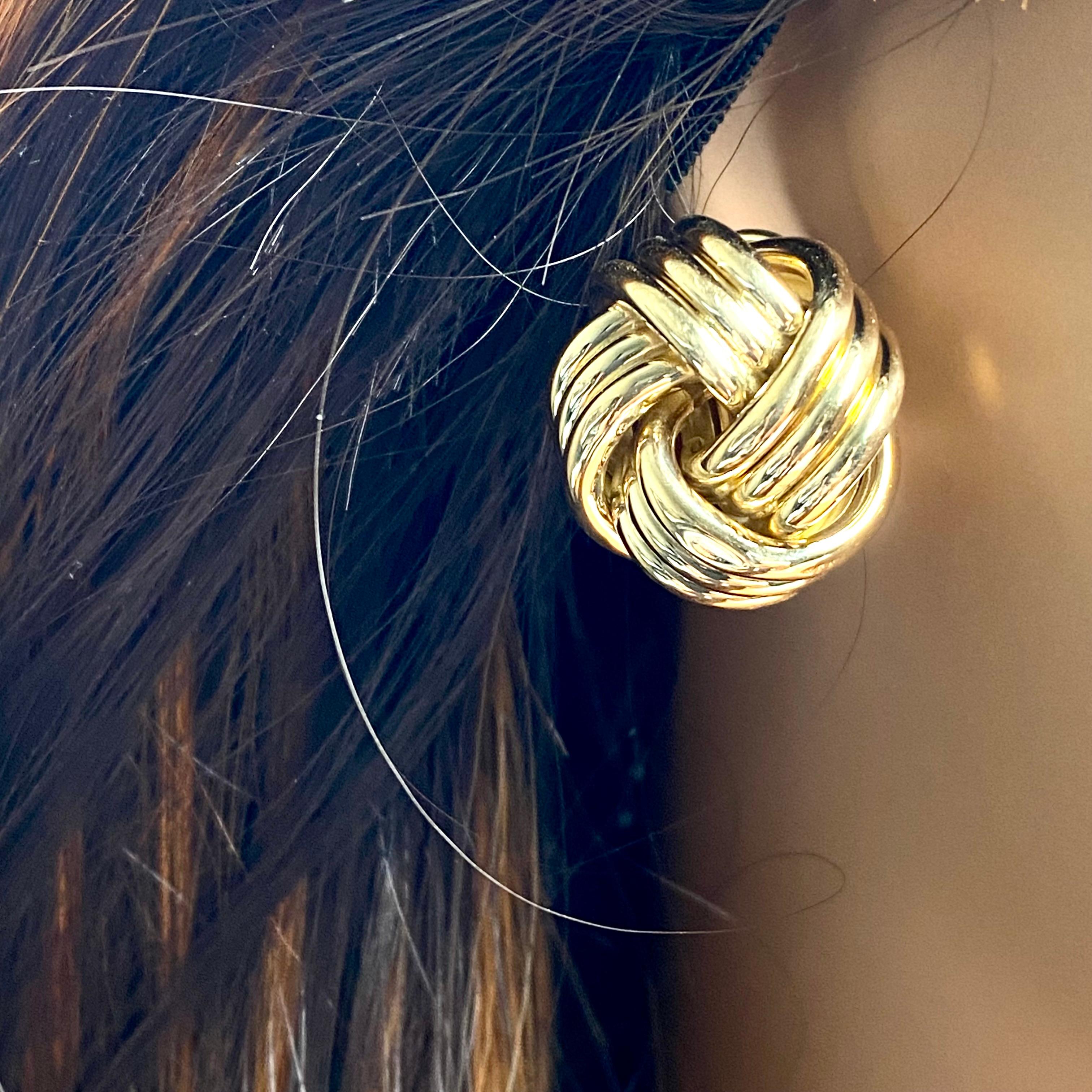 Die zeitlose Eleganz der Tiffany and Co Vintage 18 Yellow Gold Knot Clip-On Earrings ist ein wahres Symbol für Raffinesse und Stil. Diese mit viel Liebe zum Detail gefertigten Ohrringe strahlen einen klassischen Charme aus, der sich über Trends