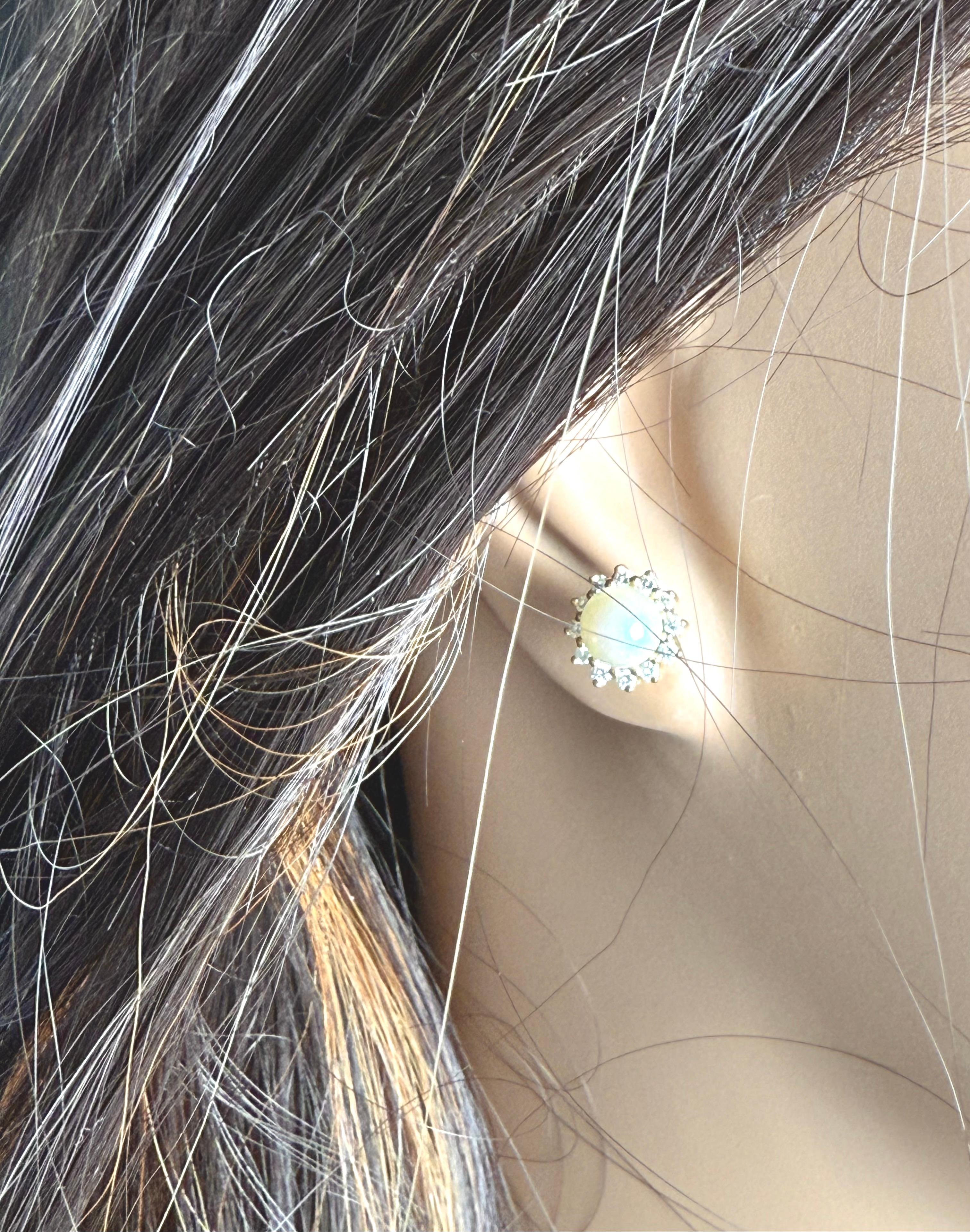 Tiffany and Co Vintage 18K Yellow Gold Akoya Pearl Diamond Halo Stud Earrings In Good Condition In New York, NY