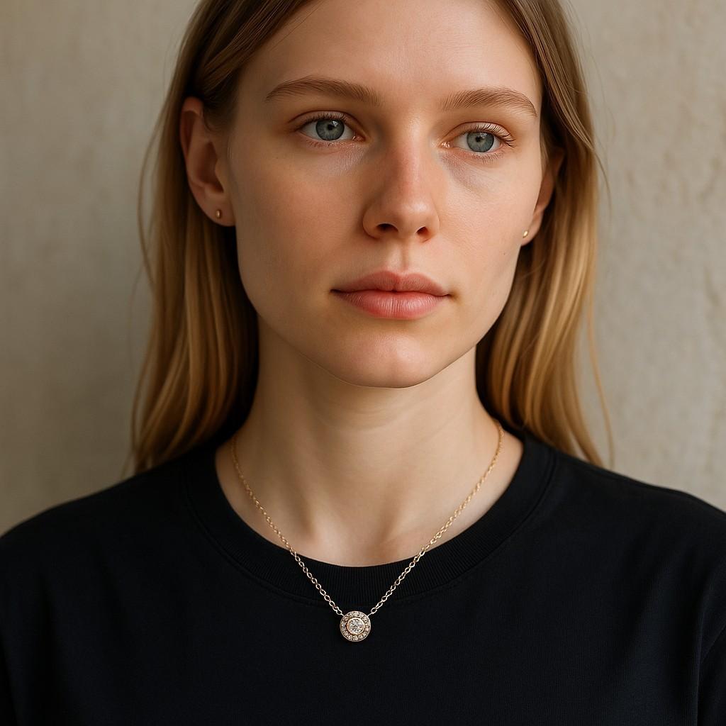 Trésor délicat de l'un des noms les plus emblématiques du luxe, ce bracelet Tiffany & Co. Le collier à pendentif halo en diamant Vintage By incarne l'élégance discrète et l'attrait intemporel. Réalisée en or jaune 18 carats et encadrée de diamants