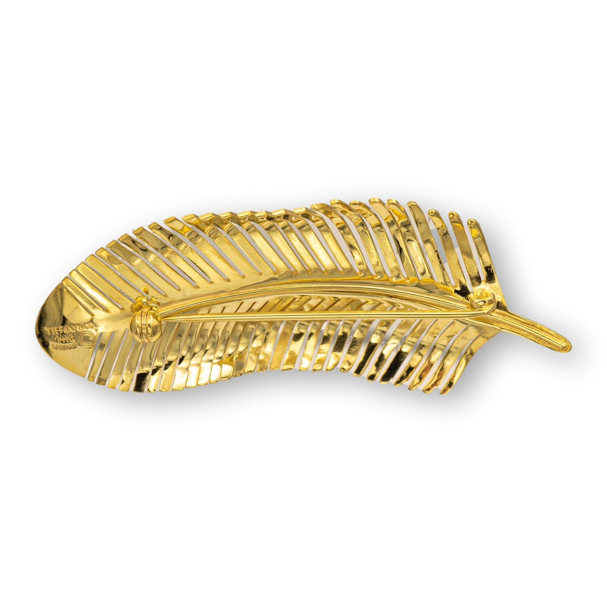 Tiffany and Co. Vintage 18K Yellow Gold Feather Motif Florentine Brooch In Good Condition For Sale In New York, NY