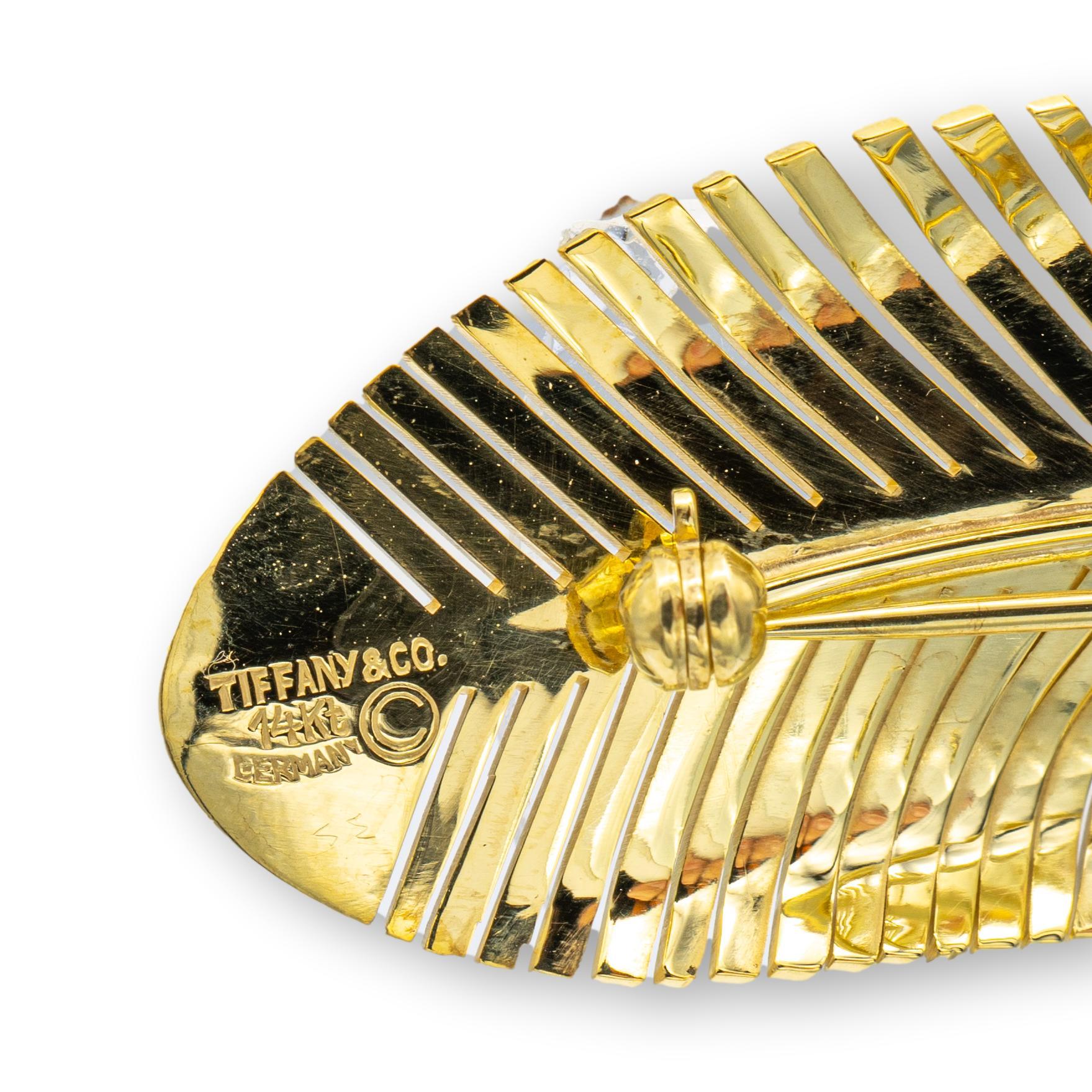 Women's or Men's Tiffany and Co. Vintage 18K Yellow Gold Feather Motif Florentine Brooch For Sale