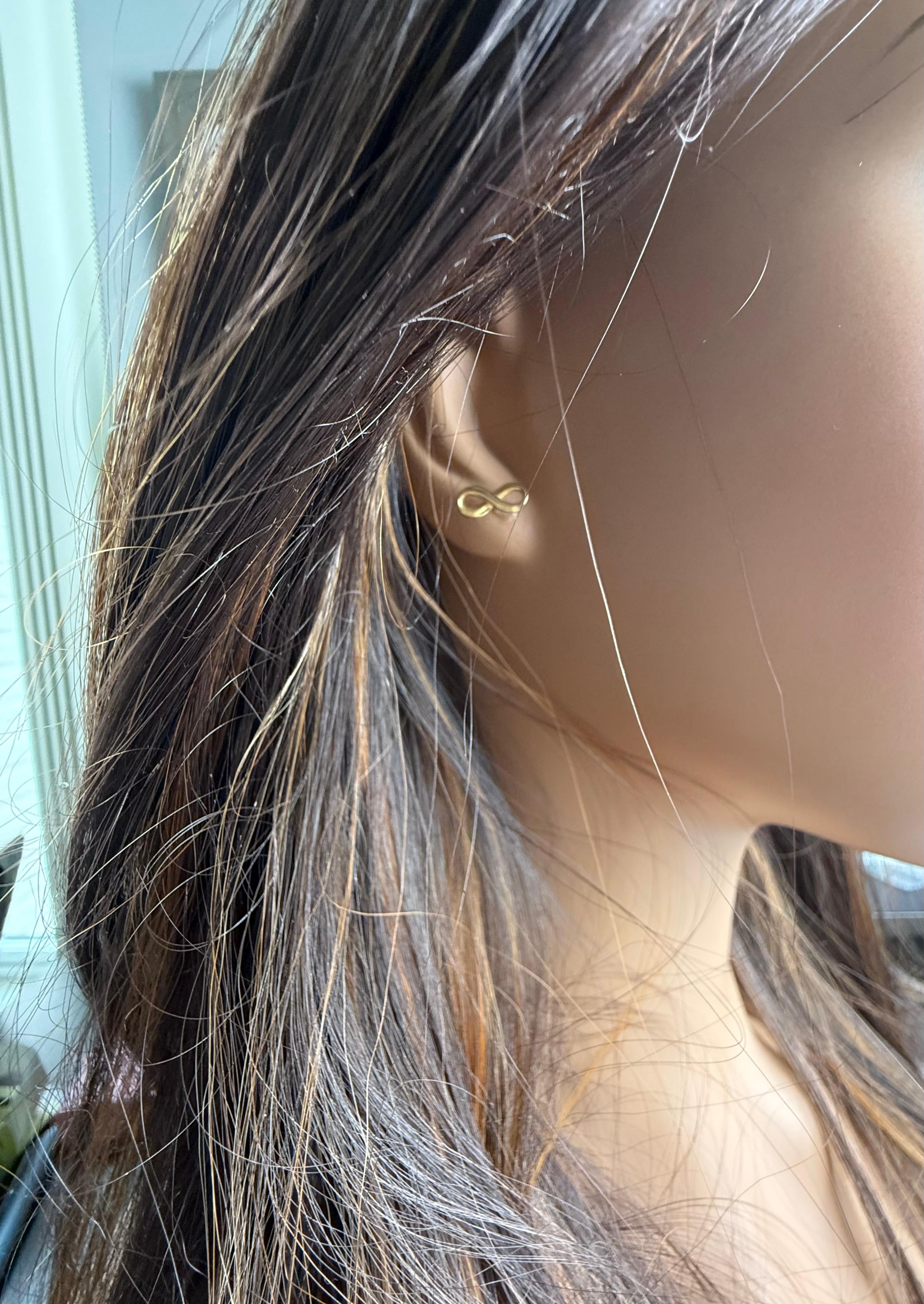 Tiffany  and Co. Vintage Mini Infinity Stud Earrings in 18K Yellow Gold In Good Condition For Sale In New York, NY