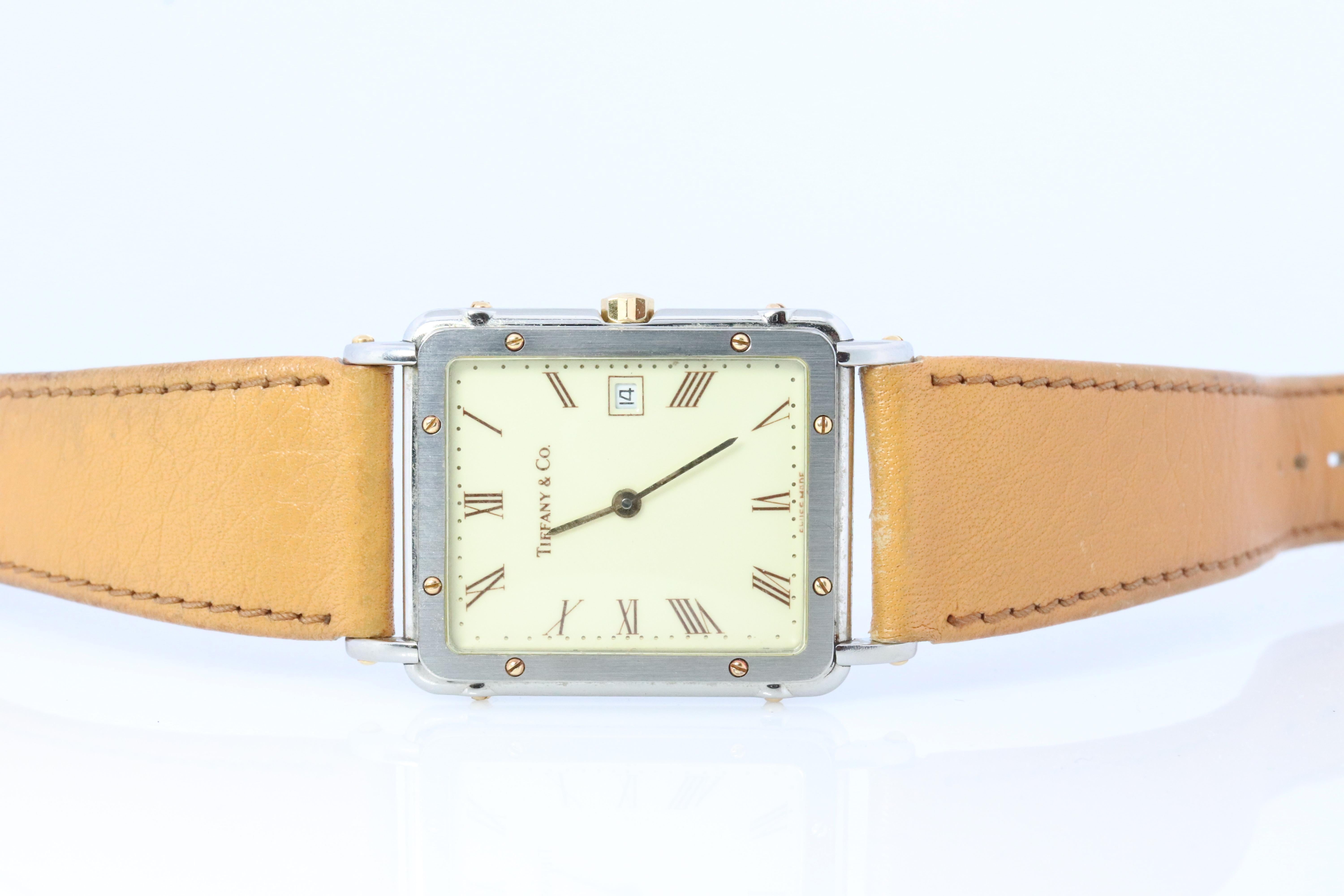 RARE Tiffany und Co Tank Uhr

Alexis Barthelay Tank mit 18k Gelbgoldeinlage im Edelstahlgehäuse.

Bewegung Einfach serviert

Schöne Uhr. Quarz. Funktioniert und hält die Zeit. Neue Batterie installiert.

Hellbraunes Lederband.

Einzelheiten:
26mm x
