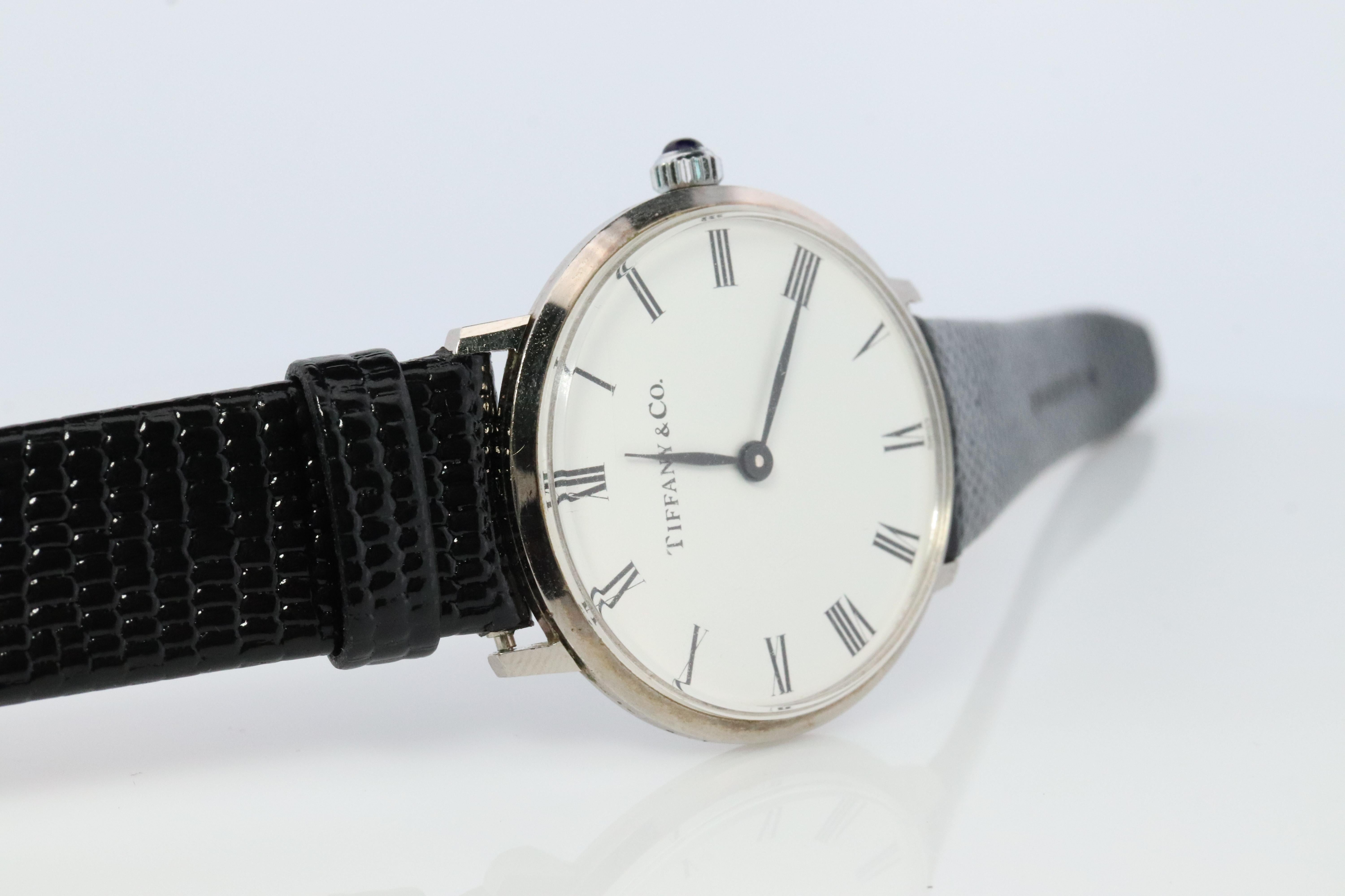 RARE Tiffany und Co Runde Uhr
ref.30044

Manuelles mechanisches Uhrwerk.

Saphir Cabochon Krone.

Uhrwerk hergestellt von Severin LTD.

34mm Rundes Gehäuse