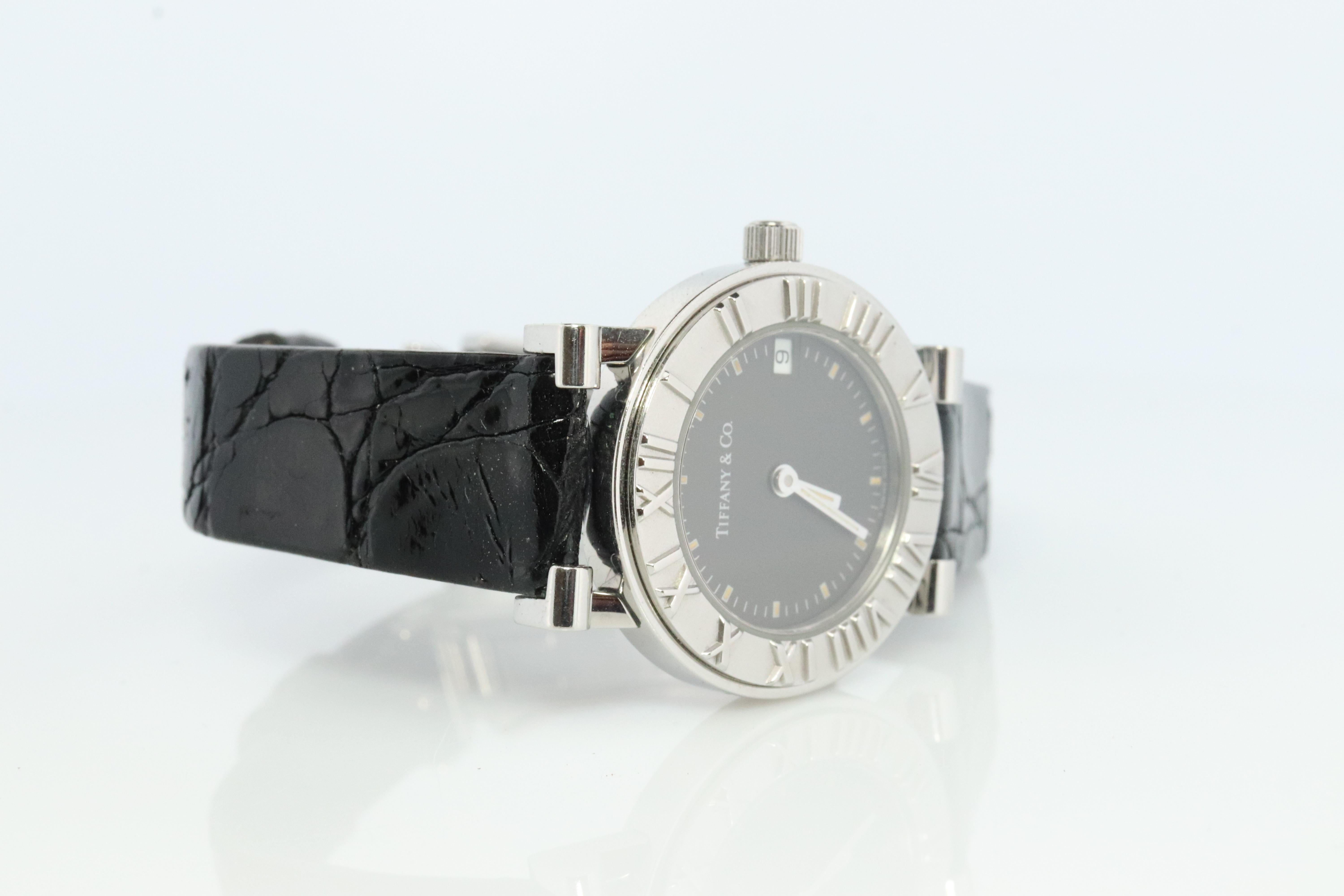 RARE Montre Tiffany and Co Atlas

Boîtier en acier inoxydable de 25 mm pour femmes.

Belle montre. Du quartz. Fonctionne et reste à l'heure. Batterie neuve installée.

Nouveau bracelet en cuir noir. Boucle déployante à dégagement rapide