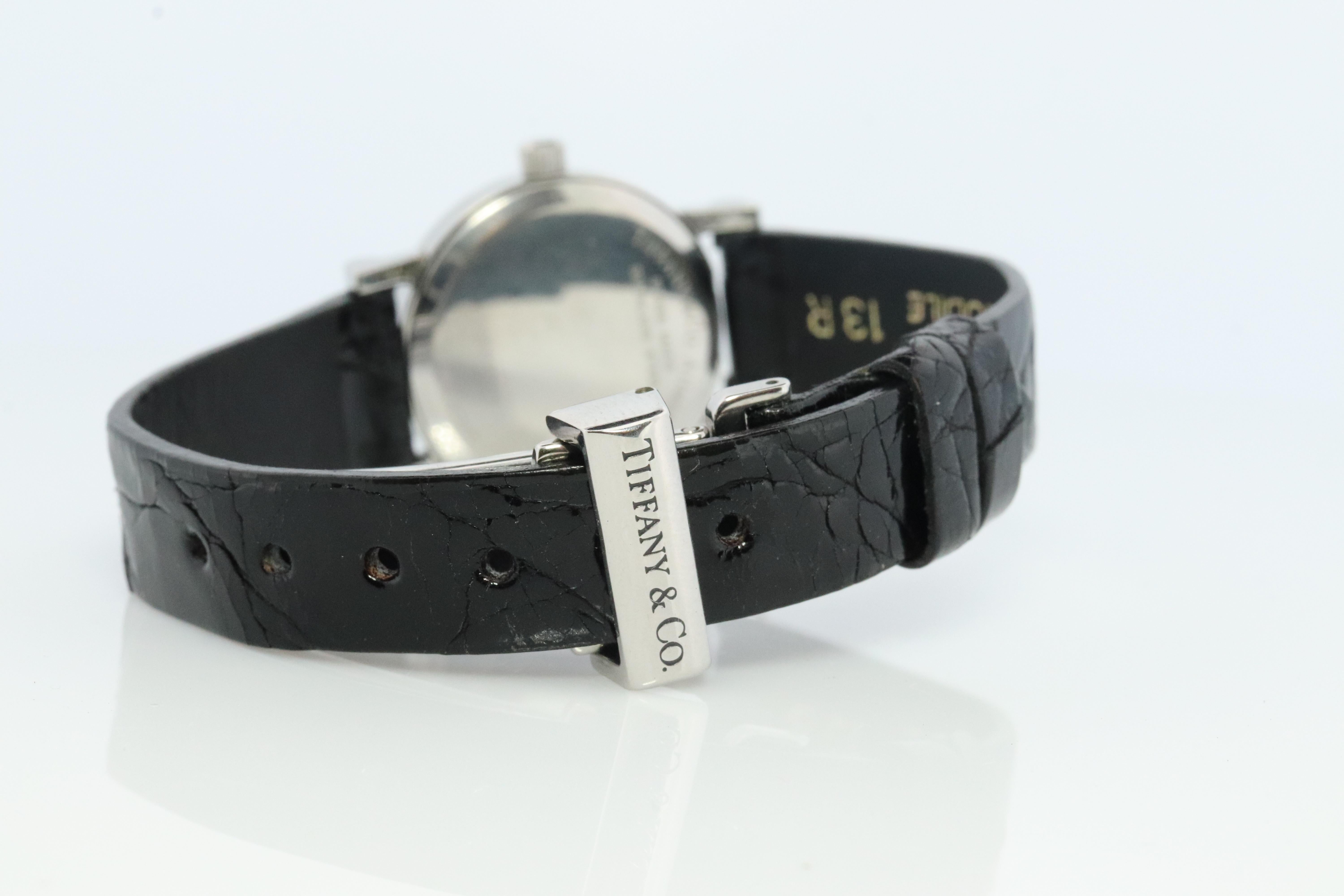 Montre Tiffany and Co. Tiffany Atlas Montre-bracelet pour femme 25 mm à quartz date en vente 1