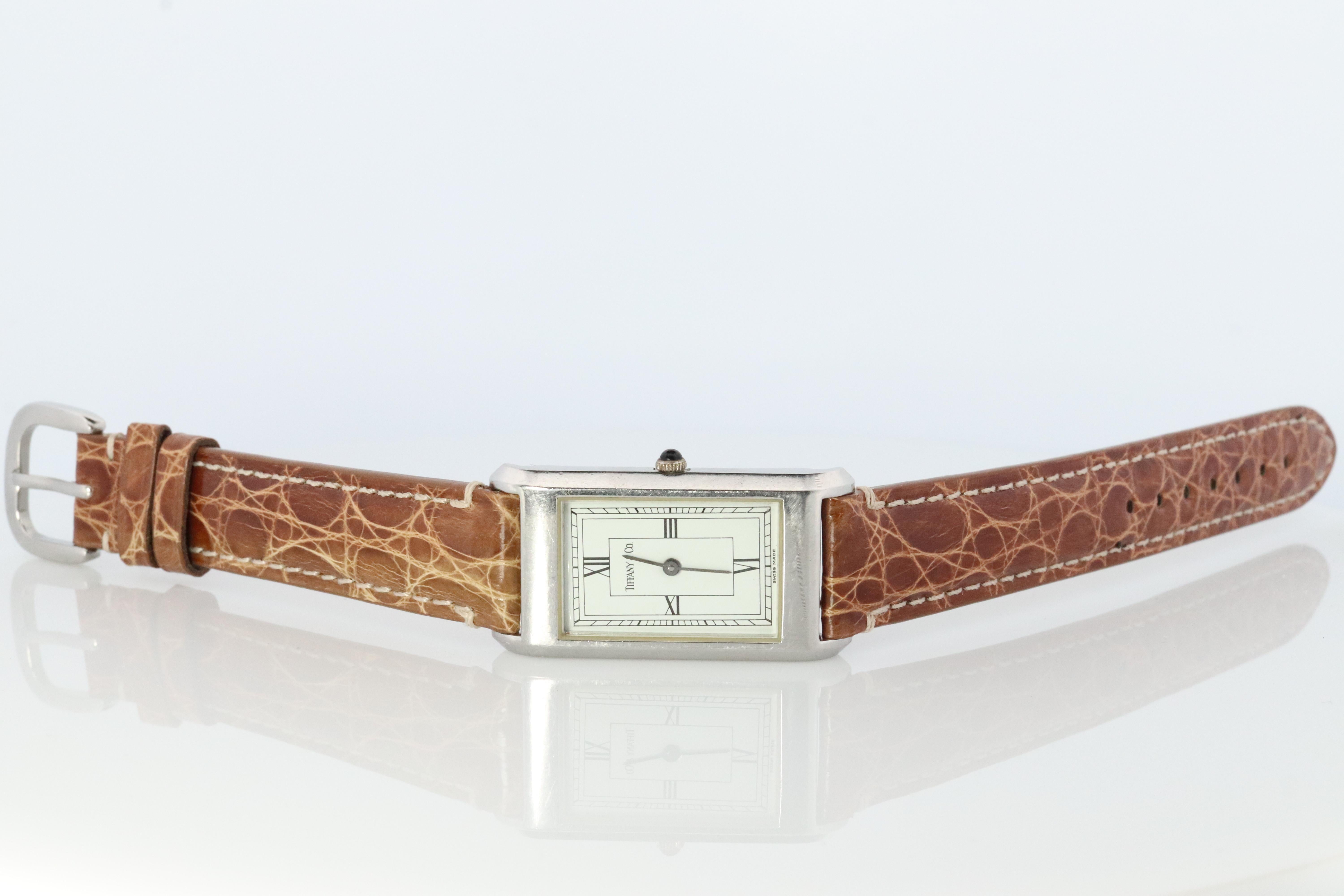 RARO Reloj Tiffany and Co Tank

Clásico americano.

Caja de acero inoxidable de 20 mm por 38 mm.

Hermoso Reloj. Cuarzo. Funciona y mantiene la hora. Batería nueva instalada.

Correa de piel marrón nueva. 

Estado: Pocos signos visibles de desgaste.