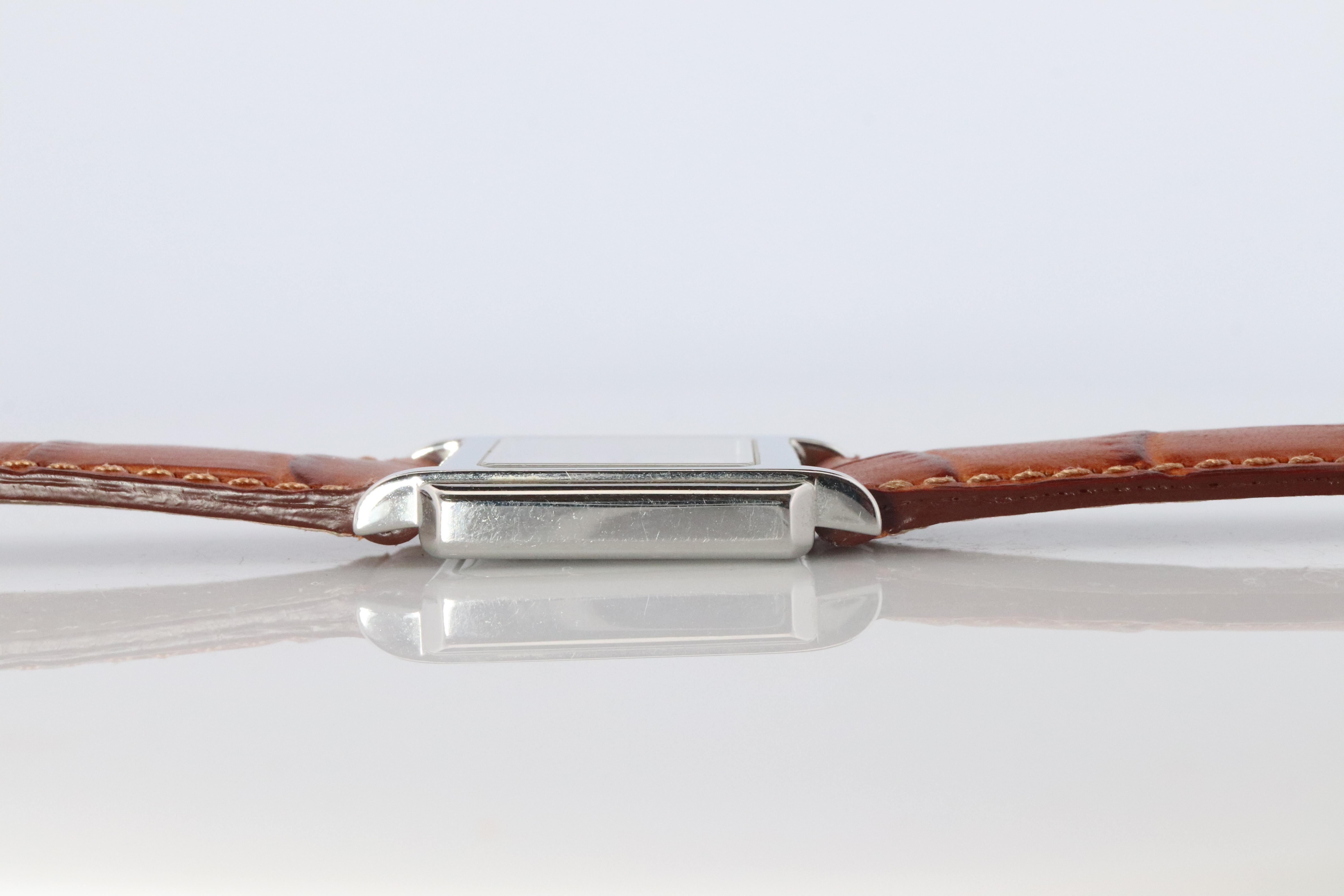 Uhr von Tiffany und Co. Tiffany Tank-Quarz-Uhr. T&CO Square Portfolio. (Moderne) im Angebot