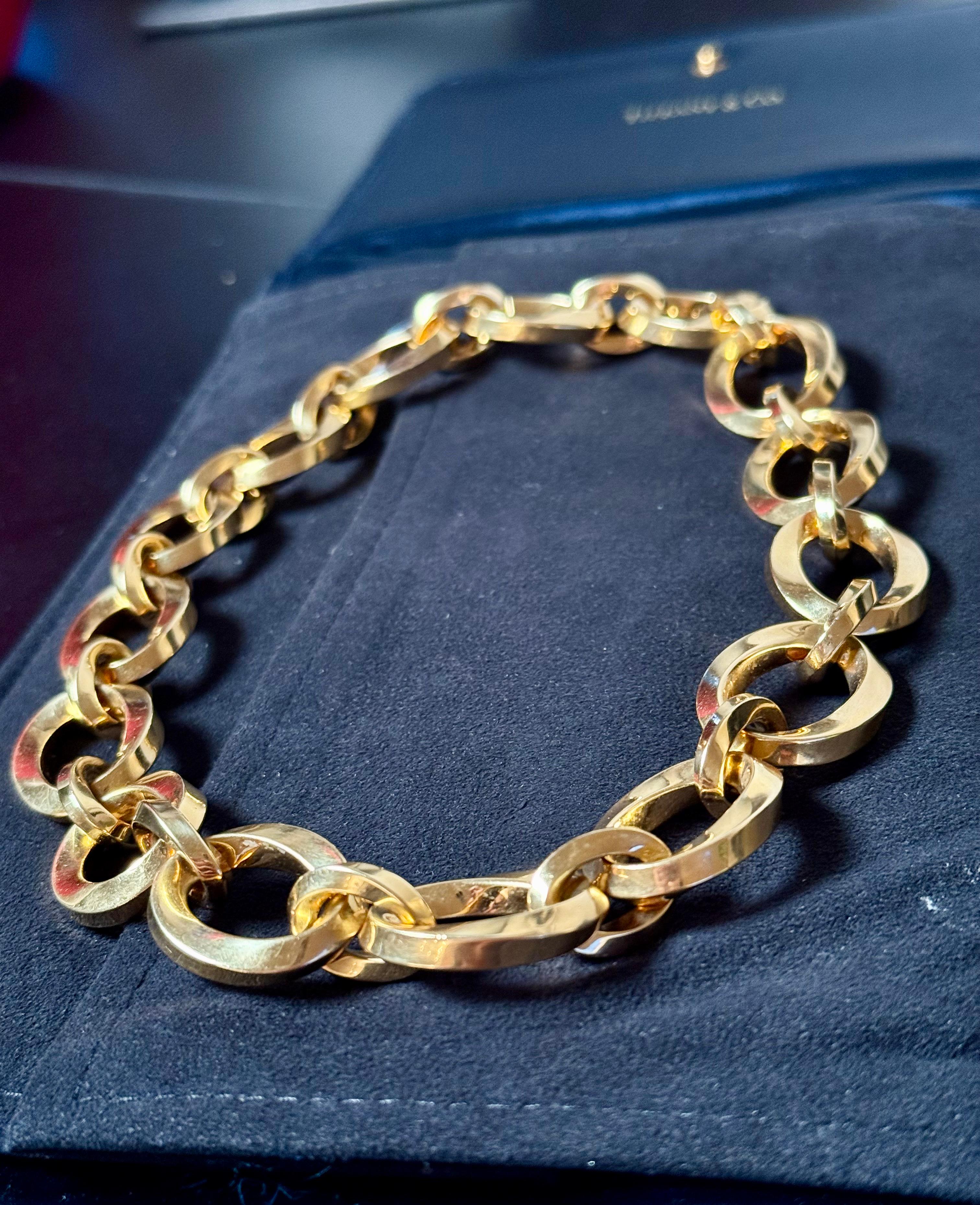 Tiffany & Co 
Collier à maillons en or jaune 18k 
longueur 16 pouces 
Chaque maillon a un diamètre de 1 pouce
Signé Tiffany & Co 18k 
Avec pochette de rangement de voyage Tiffany 
