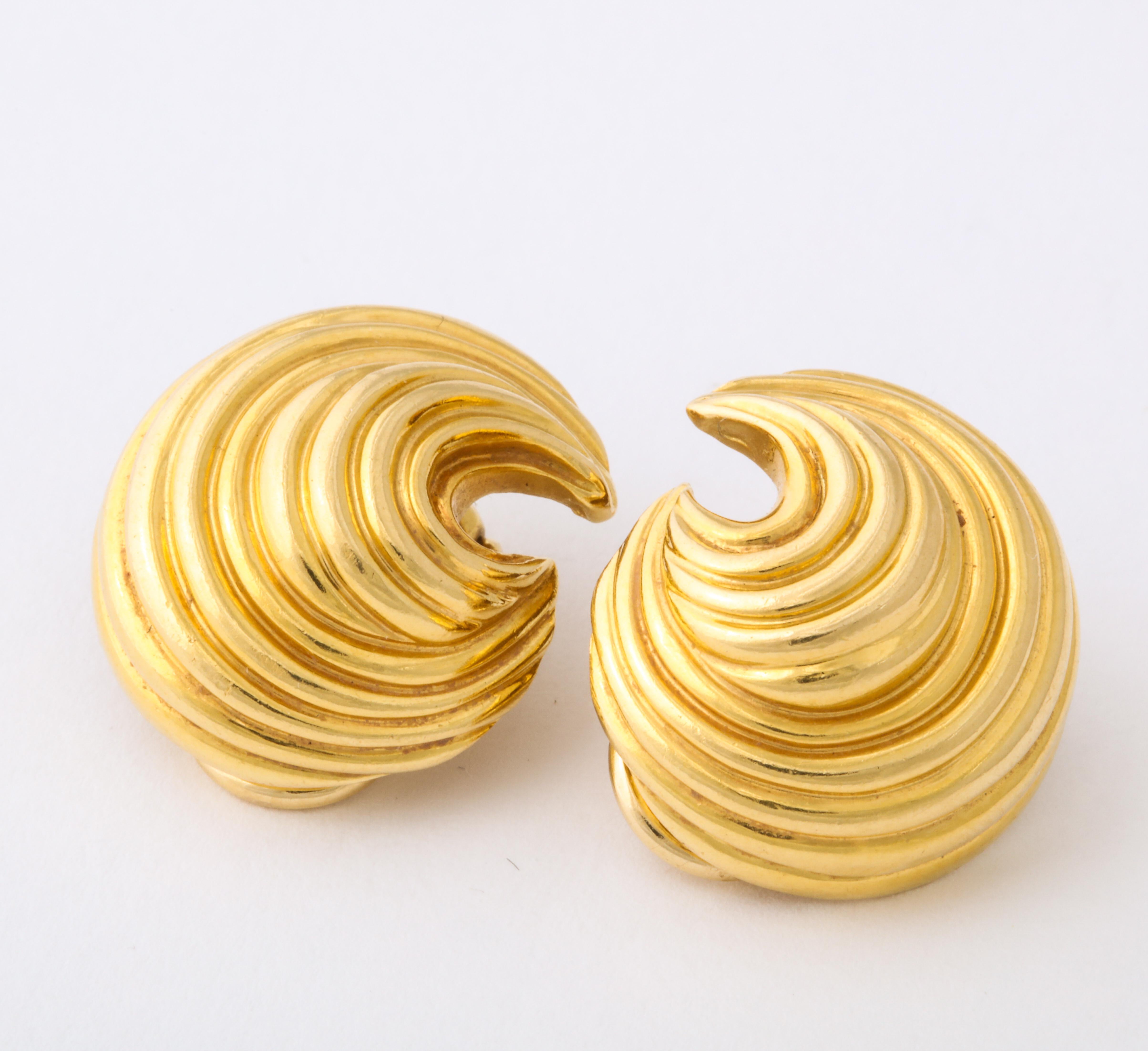 Classic Tiffany & Co. 18kt yellow gold wave design earclips.
Omega clip backs.
Signed and hallmarked by Tiffany & Co. London.
Delivered with original Tiffany blue pouch.


