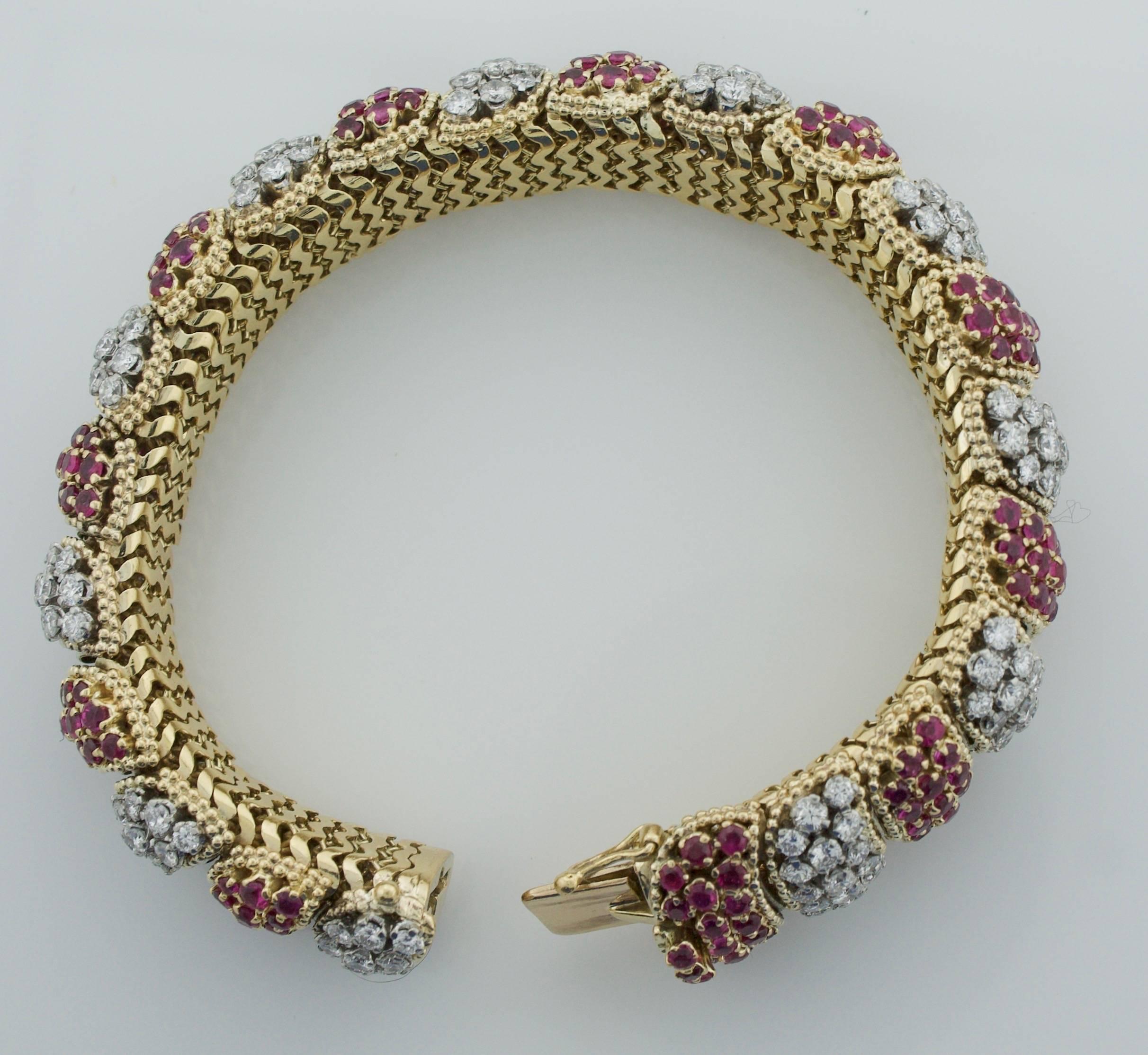 Tiffany & Company Bracelet en or jaune 18 carats avec diamants et rubis, c. 1950 Excellent état - En vente à Wailea, HI