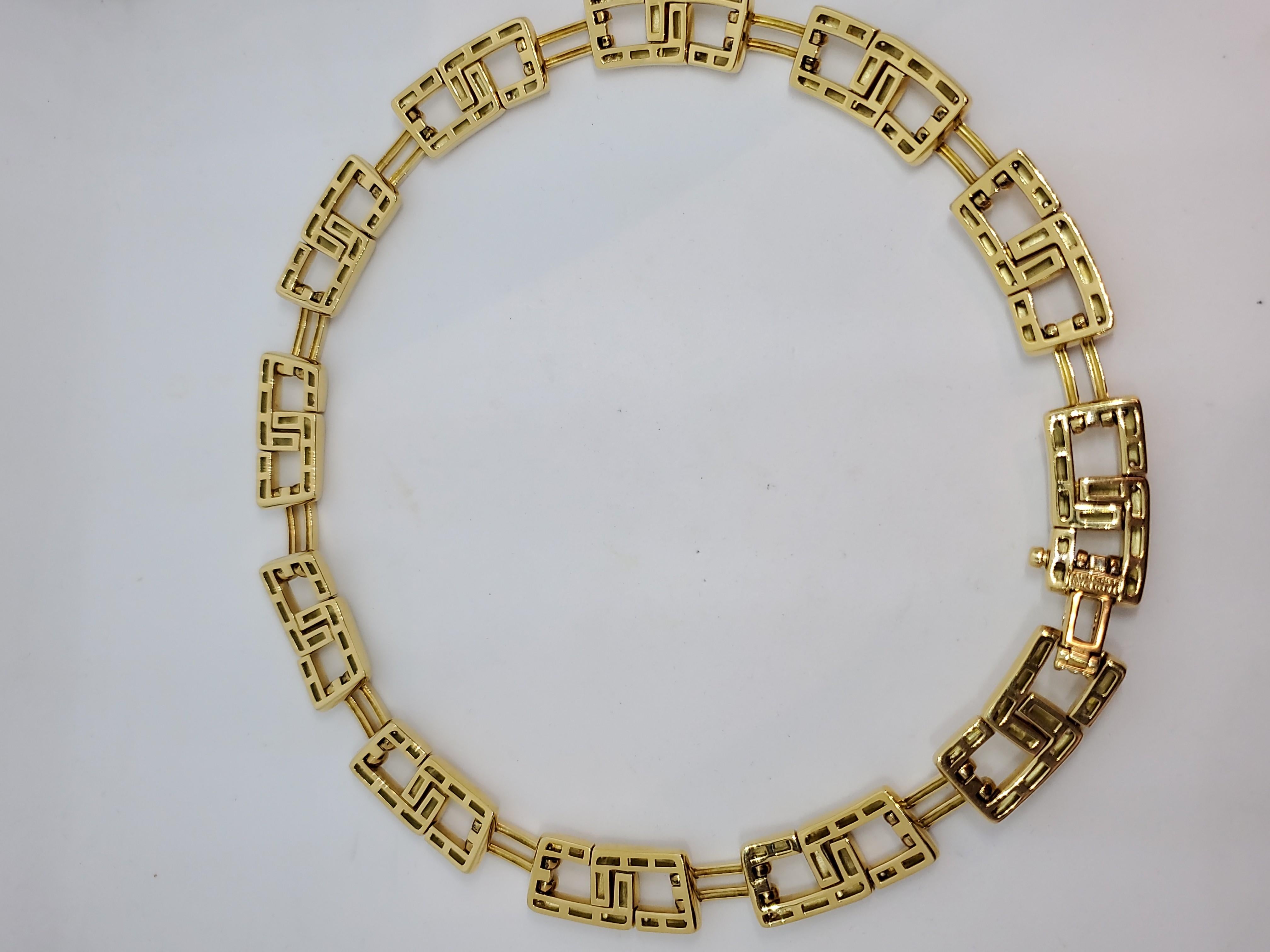 Fantastic Tiffany & Company collar necklace made in 18kt yellow gold. This hard necklace looks amazing on the neck and bends at each intersection of link. Condition is excellent. 

Signed T and Co, Italy, 2001
Total weight 115.1 grams