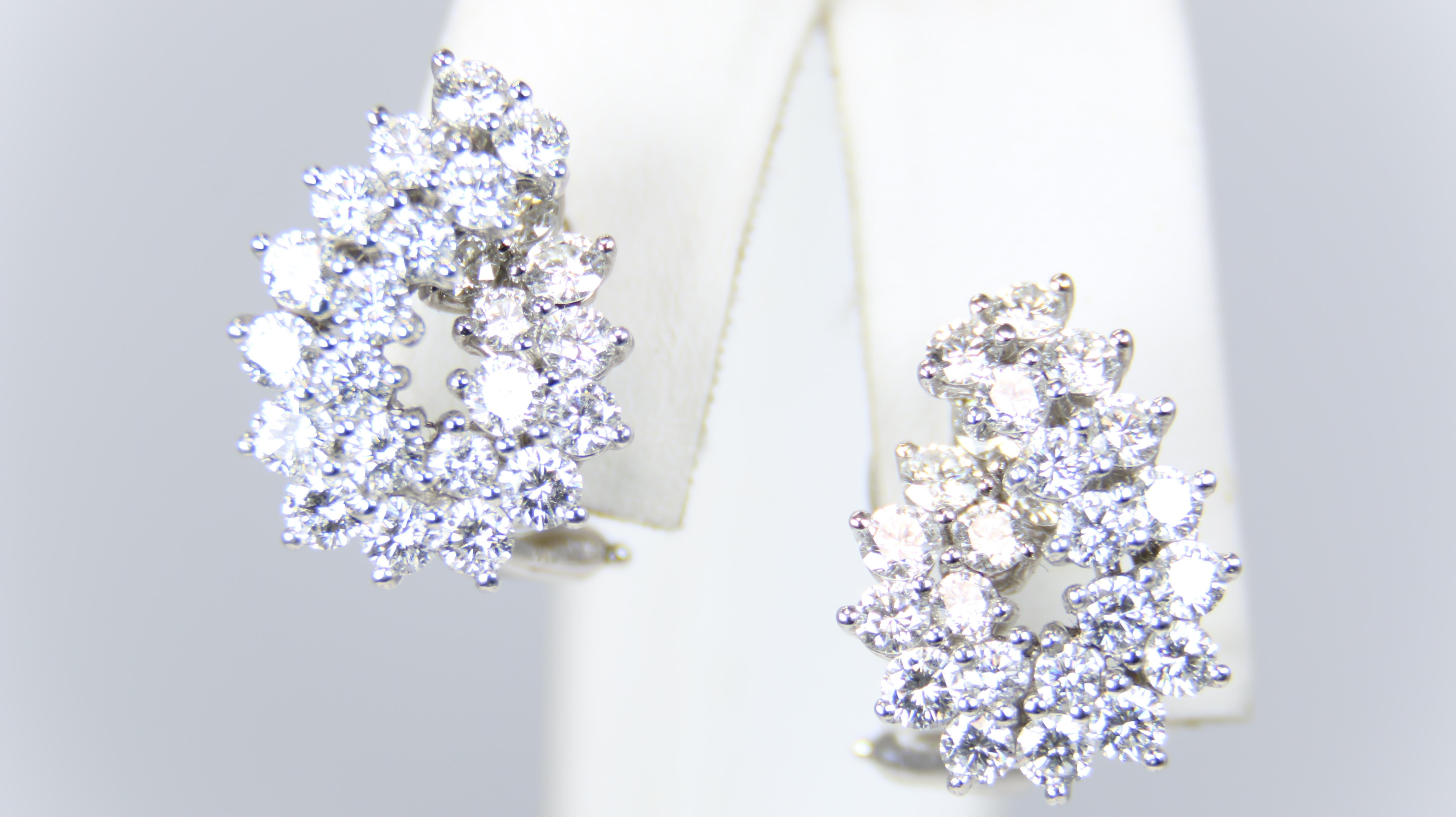 Taille ronde Tiffany and Co. Clips d'oreilles Omega en platine et diamants en vente