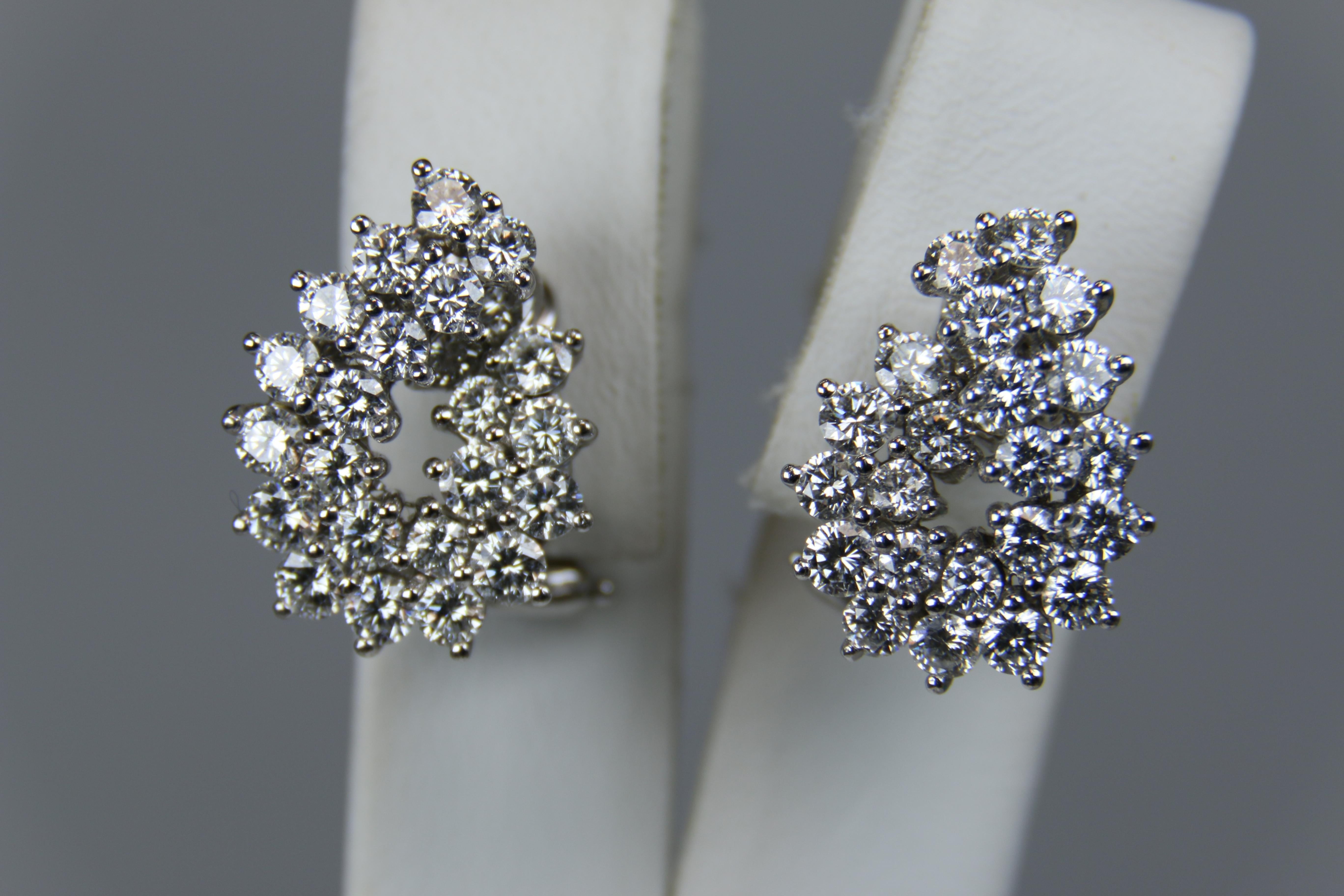 Tiffany and Co. Clips d'oreilles Omega en platine et diamants Bon état - En vente à Dallas, TX