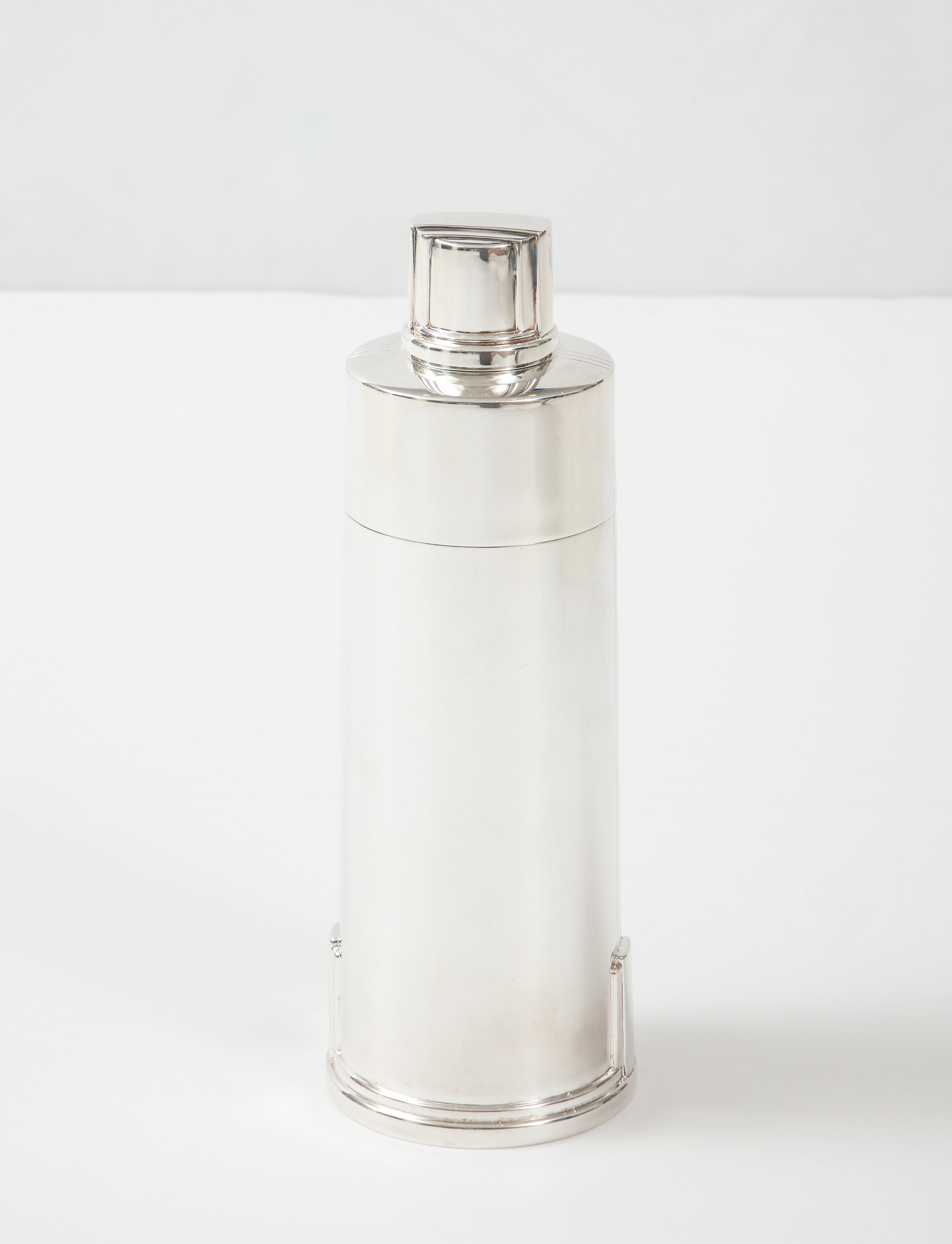 A great Tiffany & Co. sterling cocktail shaker. Stunning in its elegant simplicity made in sterling silver this ultra modern design. 
An American cocktail shaker, 9.75