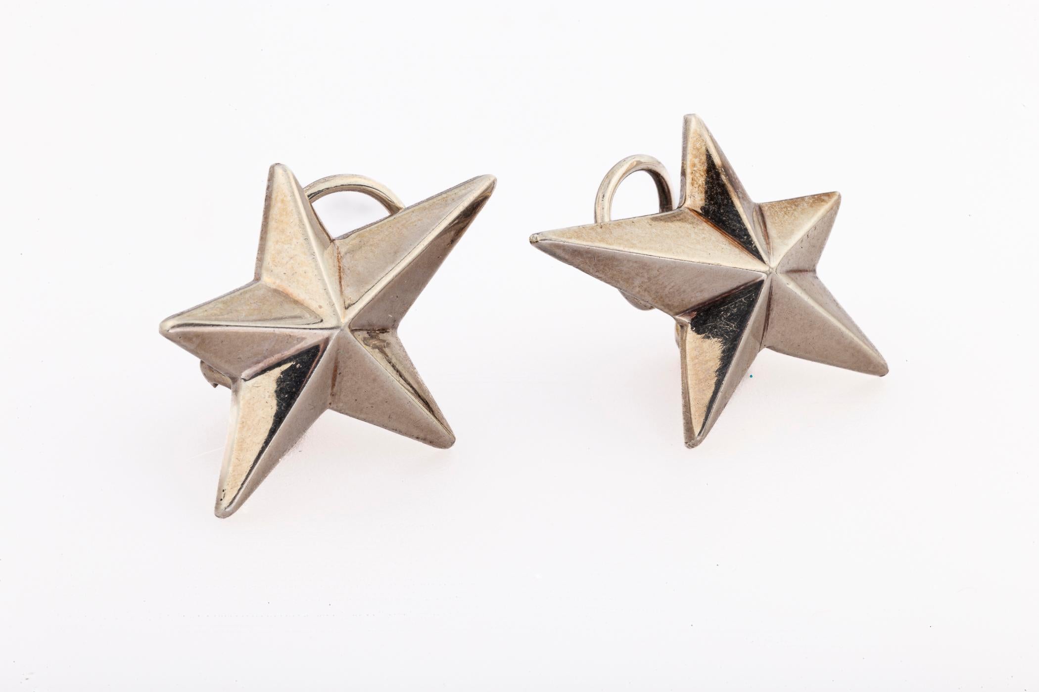 Conçues pour Tiffany Angela Cummings a créé ces boucles d'oreilles en forme d'étoile à cinq branches en argent vers 1975. Ils sont constitués d'un poteau et d'un clip qui se glisse sur le poteau. L'agrafe ou le tenon peuvent être retirés par votre