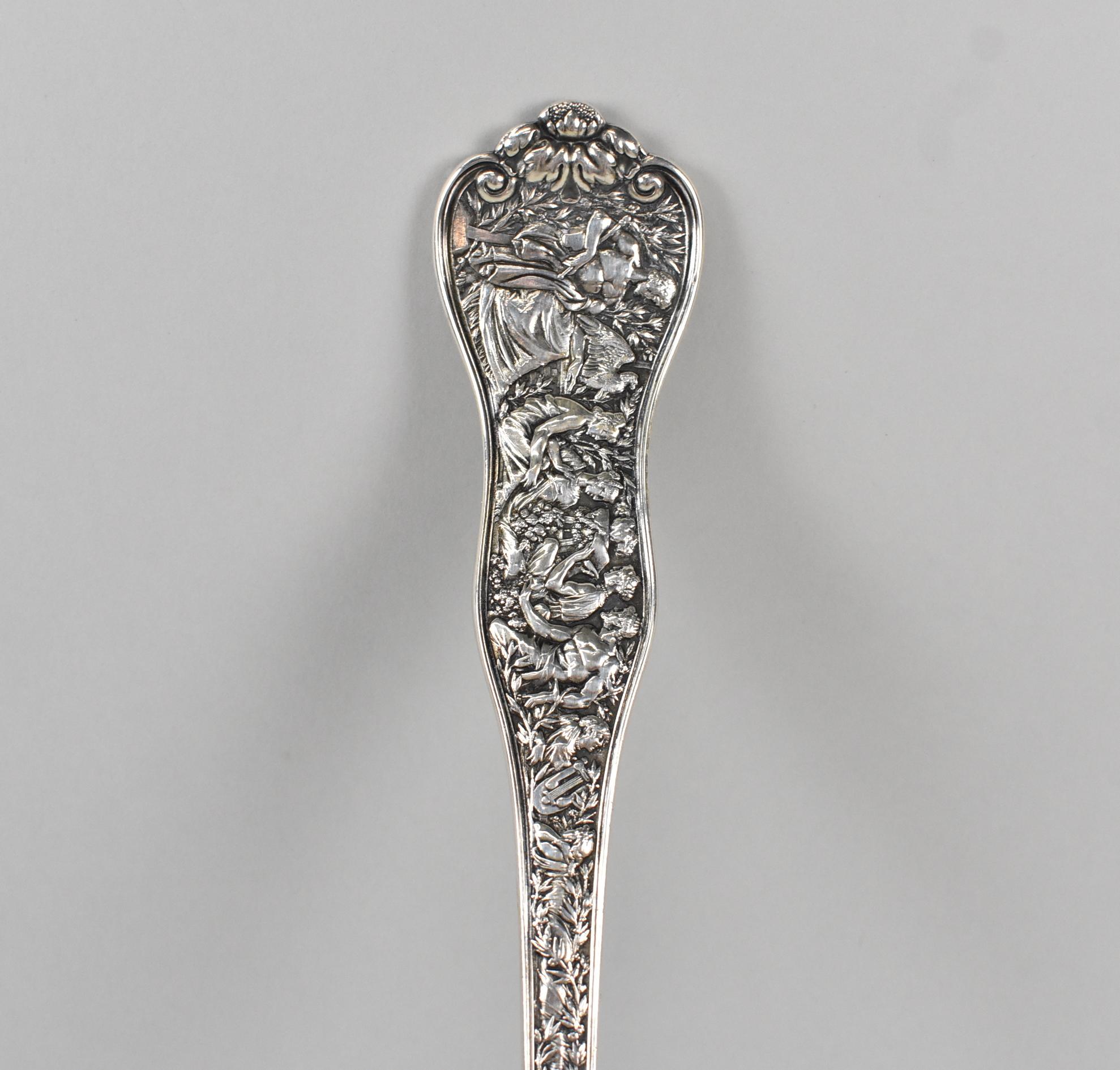 Une belle grande louche à soupe de Tiffany dans le motif 