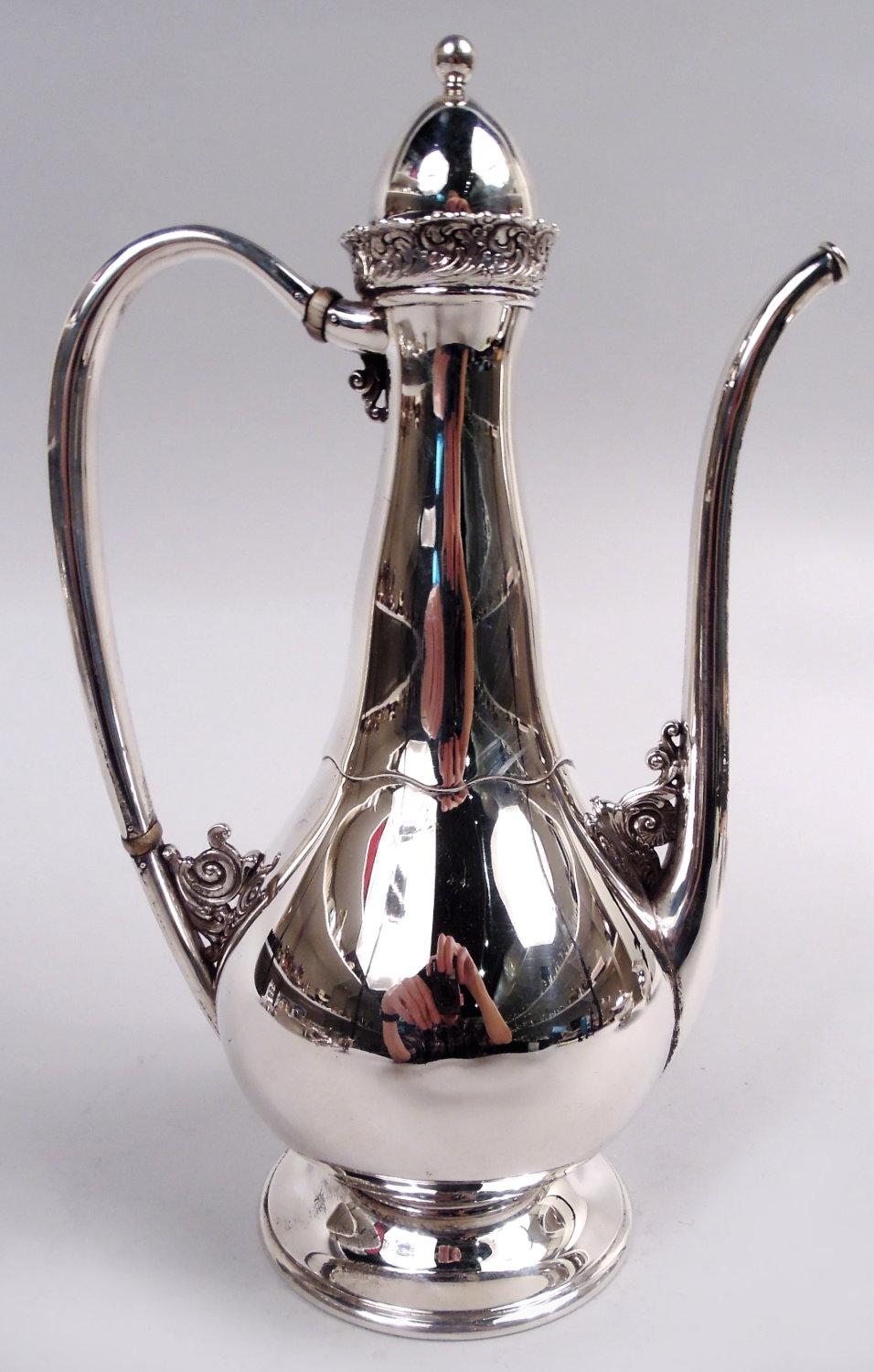 Set da caffè turco in argento sterling Art Nouveau con 3 pezzi su vassoio. Realizzato da Tiffany & Co. a New York. Caffettiera: Corpo a balaustro su piede rialzato; coperchio incernierato e a cupola con terminale a perline. Maniglia a Looping alto e