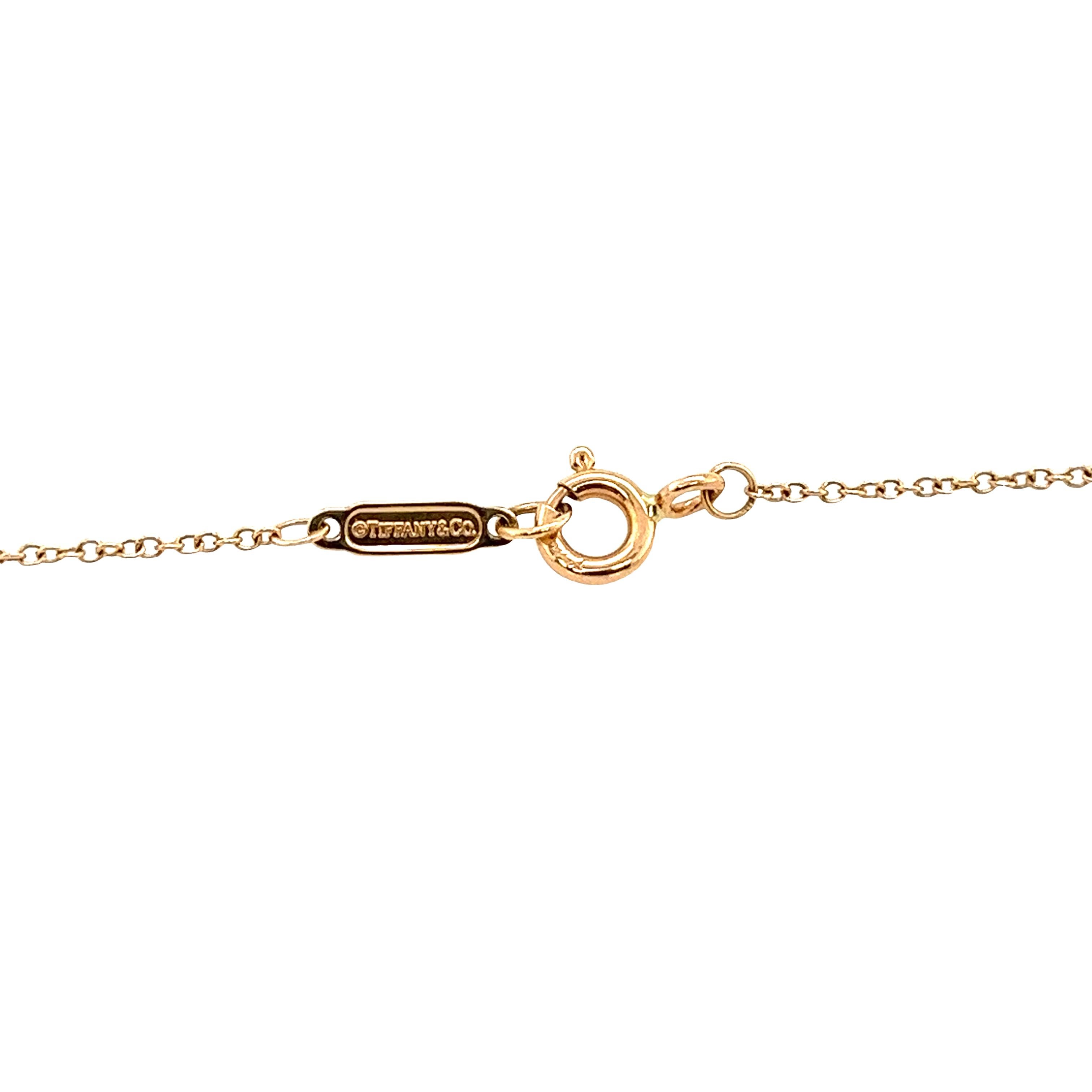Ornez votre décolleté avec cette pièce captivante de Tiffany & Co. 
Ce collier promet non seulement d'attirer les regards, mais aussi de symboliser le goût raffiné et la grâce.
•	Total  Poids : 2.86 g
•	Poids total des diamants : 0,02ct
•	Couleur du