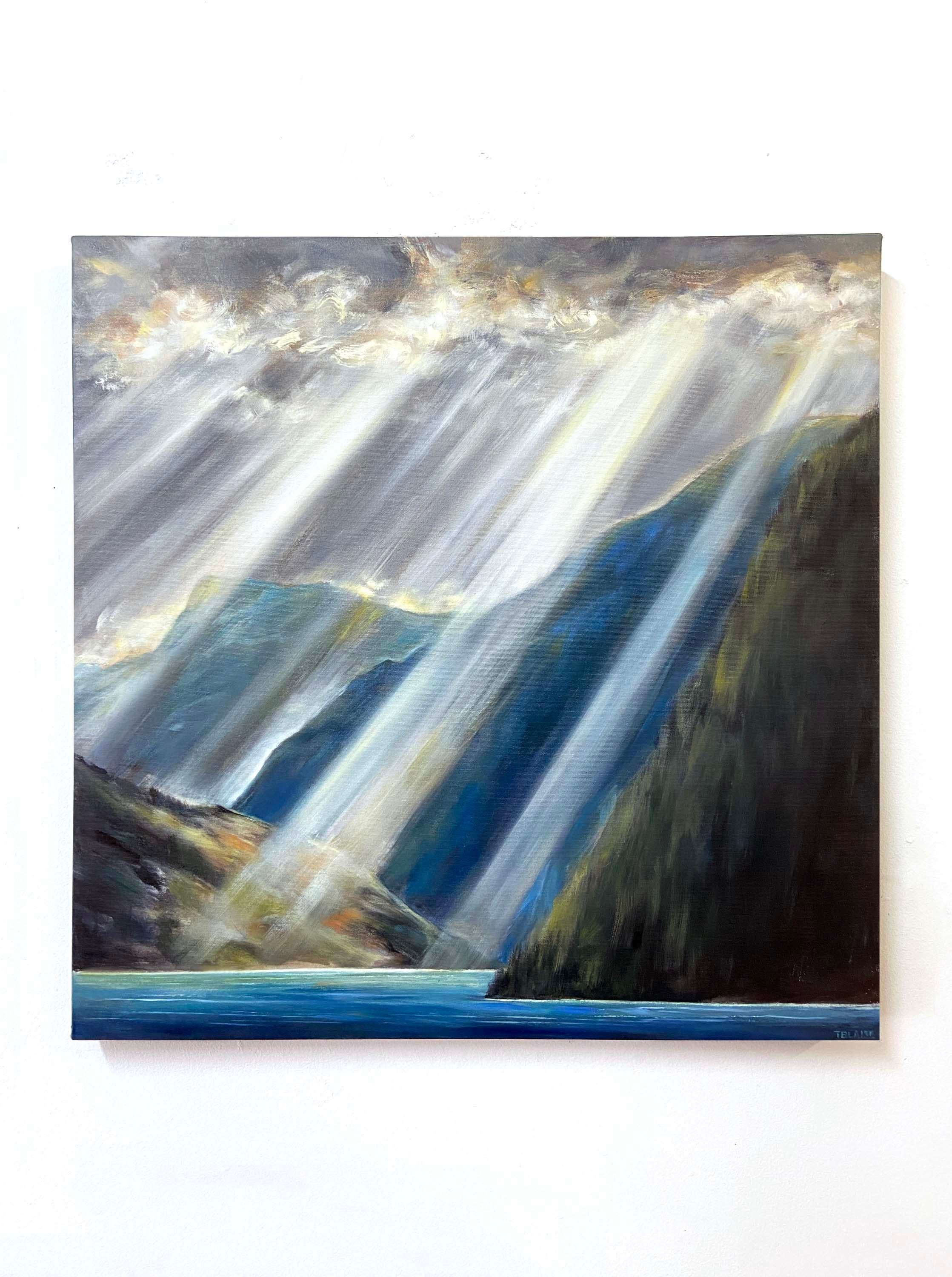 <p>Commenti dell'artista<br>I raggi di sole filtrano attraverso una densa copertura nuvolosa, illuminando i contorni del terreno montuoso e dell'acqua sottostante. Ispirata ai panorami drammatici del Pacifico nord-occidentale, la scena cattura un