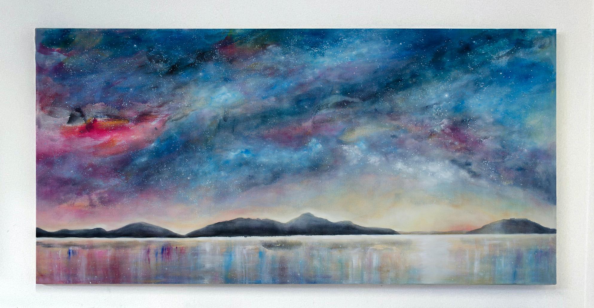 <p>Comentarios del artista<br />La artista Tiffany Blaise presenta un paisaje marino de ensueño con una amplia vista de la galaxia estrellada. Capta el espíritu de la aurora boreal brillando sobre los picos de las montañas. Inspirada en la sensación