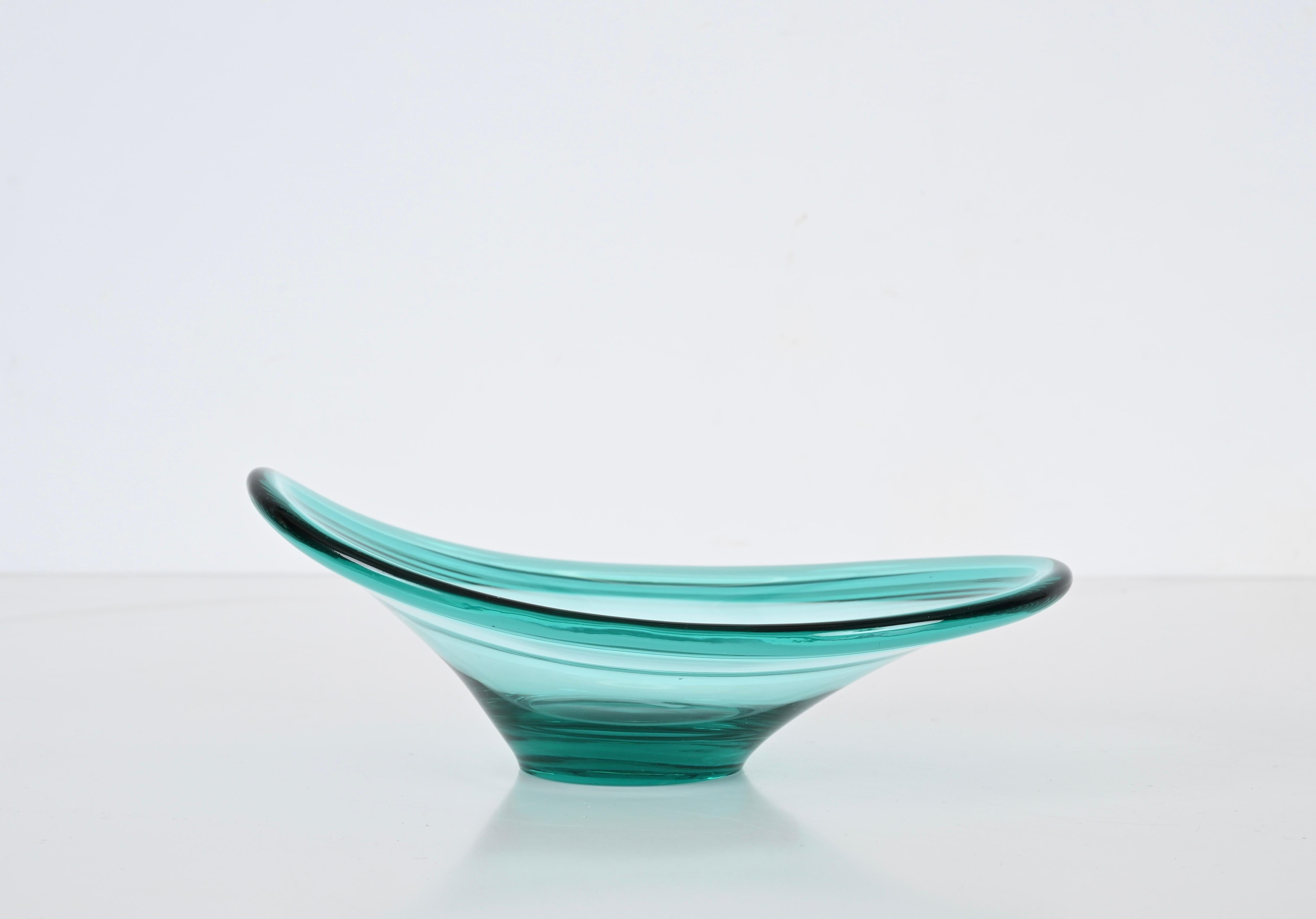 Marvelous tiffany blue glass bowl in Murano glass. This gorgeous piece was designed in Murano, Italy in the 1960s. 

This large bowl is in amazing conditions with no chips. It is made in a lovely turquoise art glass that becomes a deeper blue over