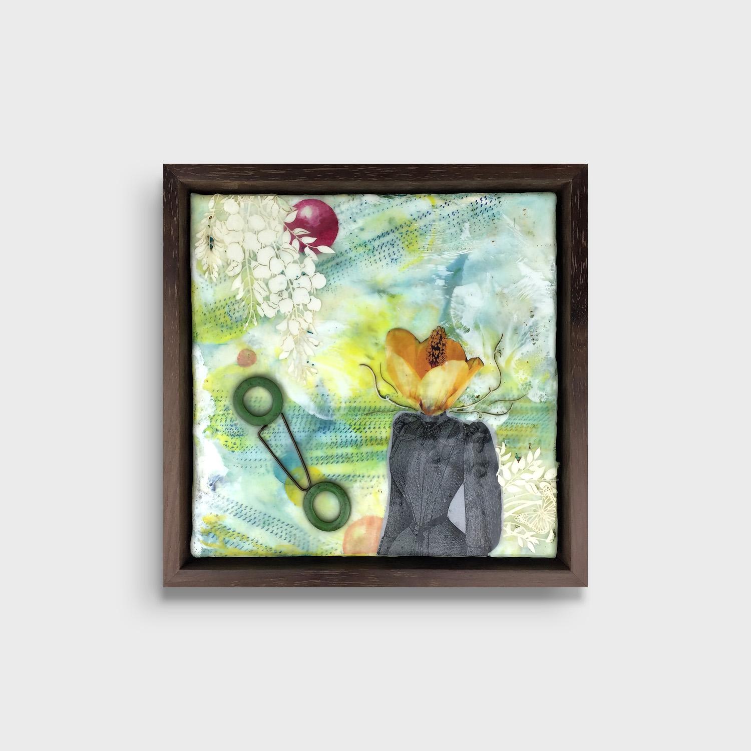 Surreale Enkaustik auf Holz „Blütenblattkopf“ – Painting von Tiffany Bociek