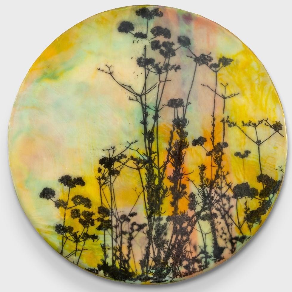 Una encáustica surrealista sobre madera "La hora dorada 1"