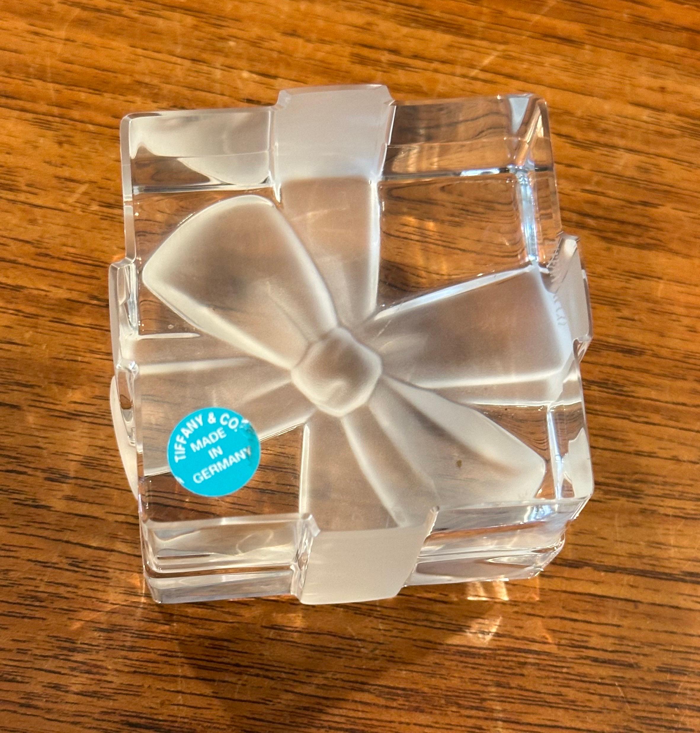 Fermacarte in cristallo Tiffany Box and Bow di Tiffany & Co. in vendita 3