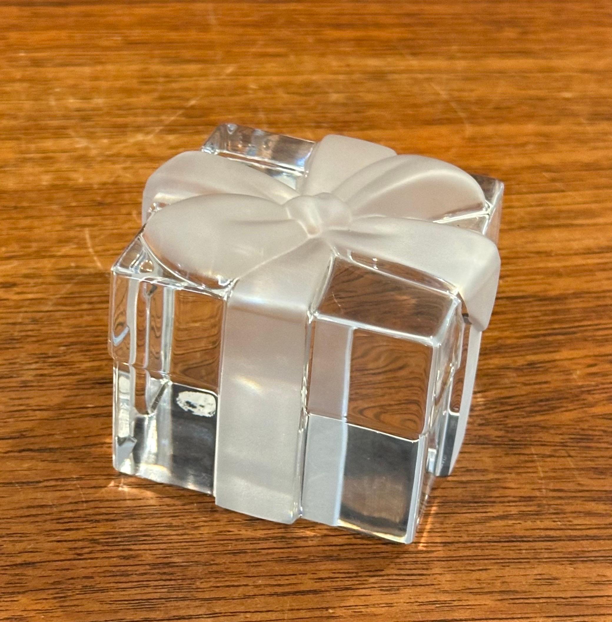 Moderno Fermacarte in cristallo Tiffany Box and Bow di Tiffany & Co. in vendita