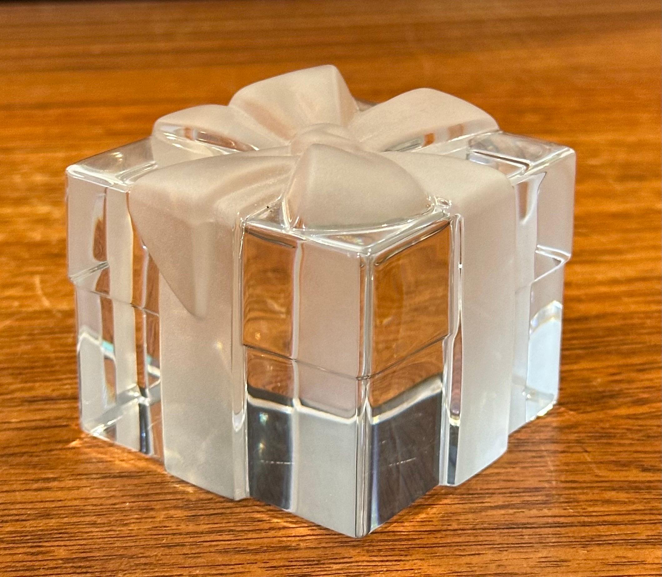 Tedesco Fermacarte in cristallo Tiffany Box and Bow di Tiffany & Co. in vendita