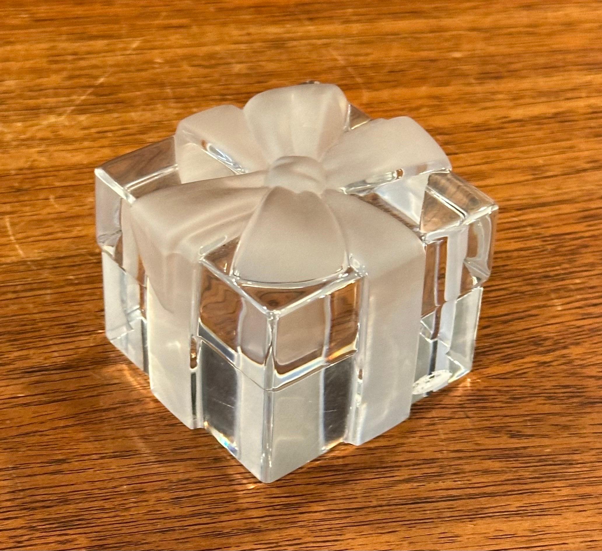 Fermacarte in cristallo Tiffany Box and Bow di Tiffany & Co. In condizioni buone in vendita a San Diego, CA